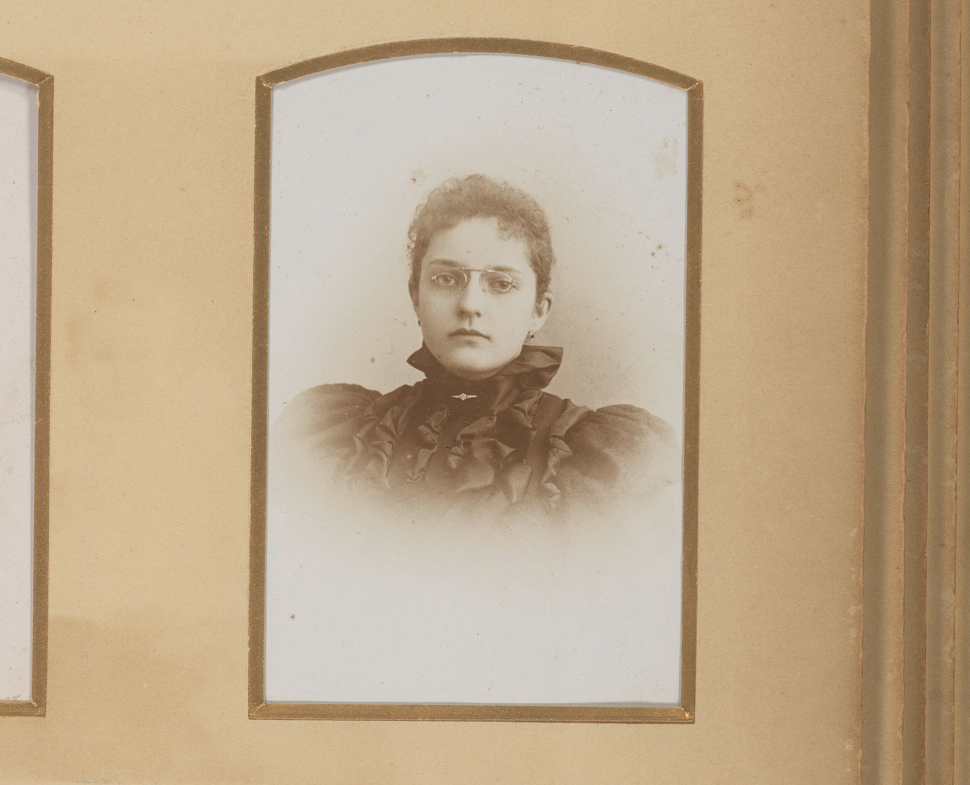 Portret van een jonge vrouw met bril by Machiel Hendricus Laddé