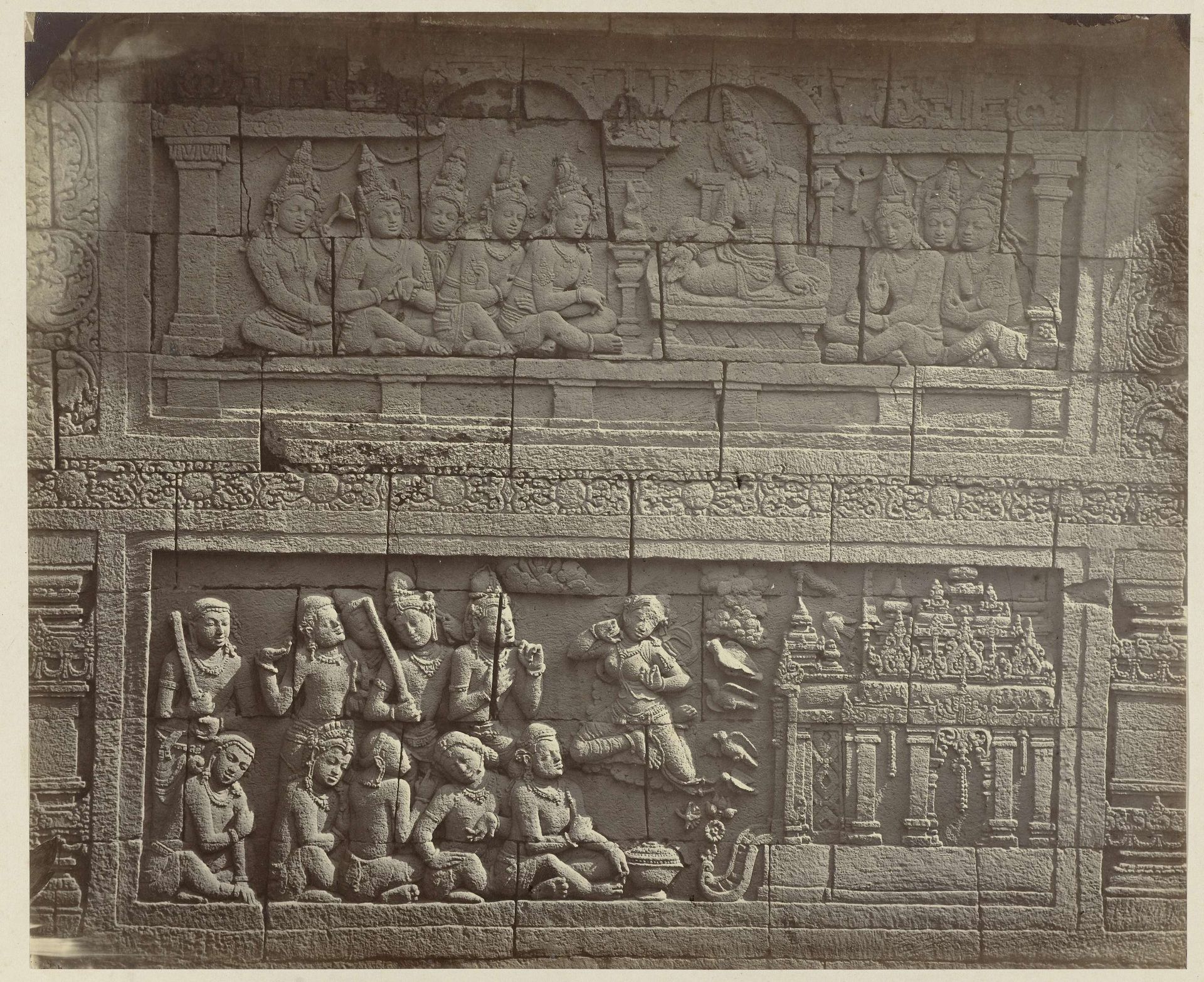 Baseliëf in de muur aan de noordzijde van de Borobudur by Isidore Kinsbergen