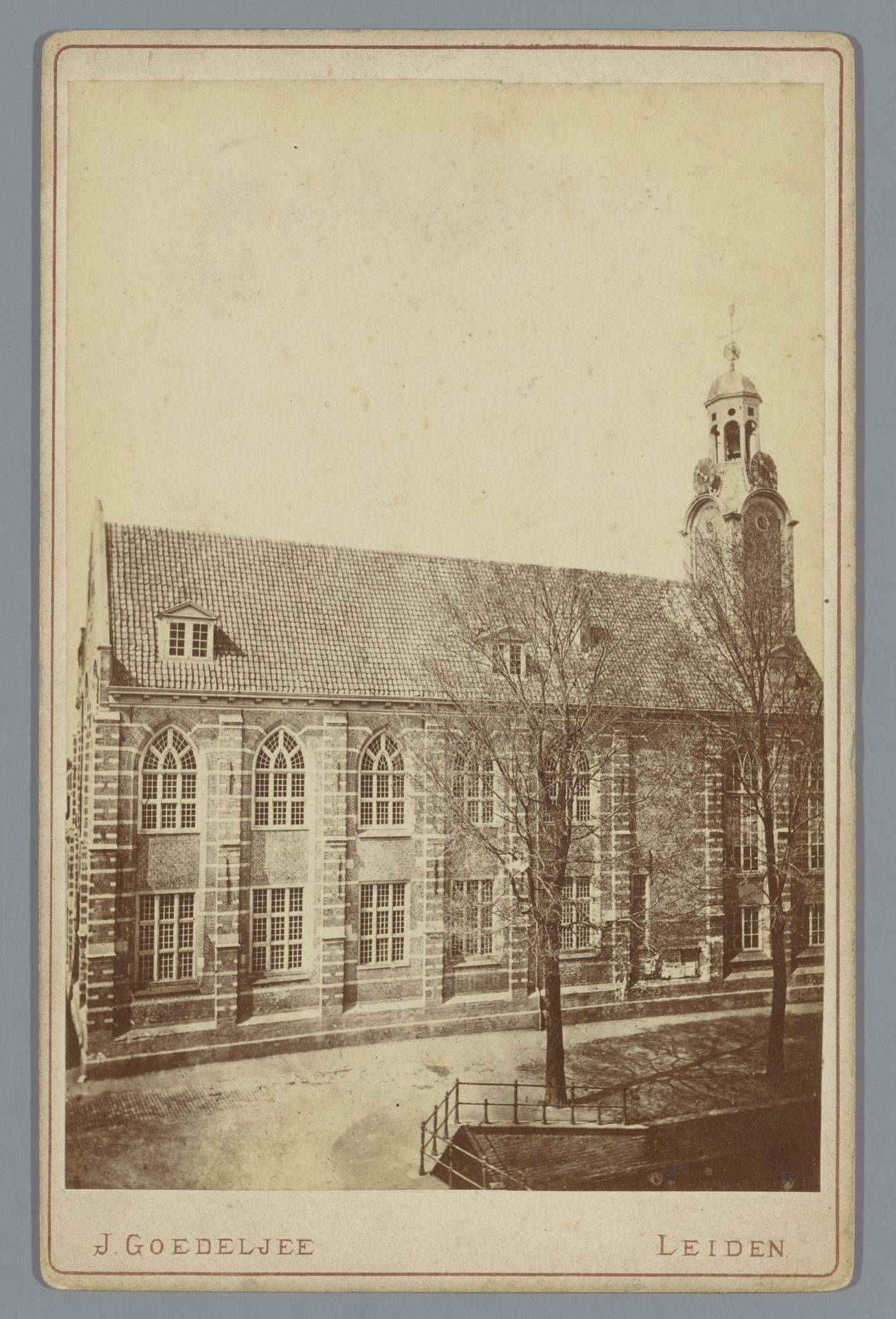 Gezicht op het Academiegebouw aan het Rapenburg te Leiden by Jan Goedeljee