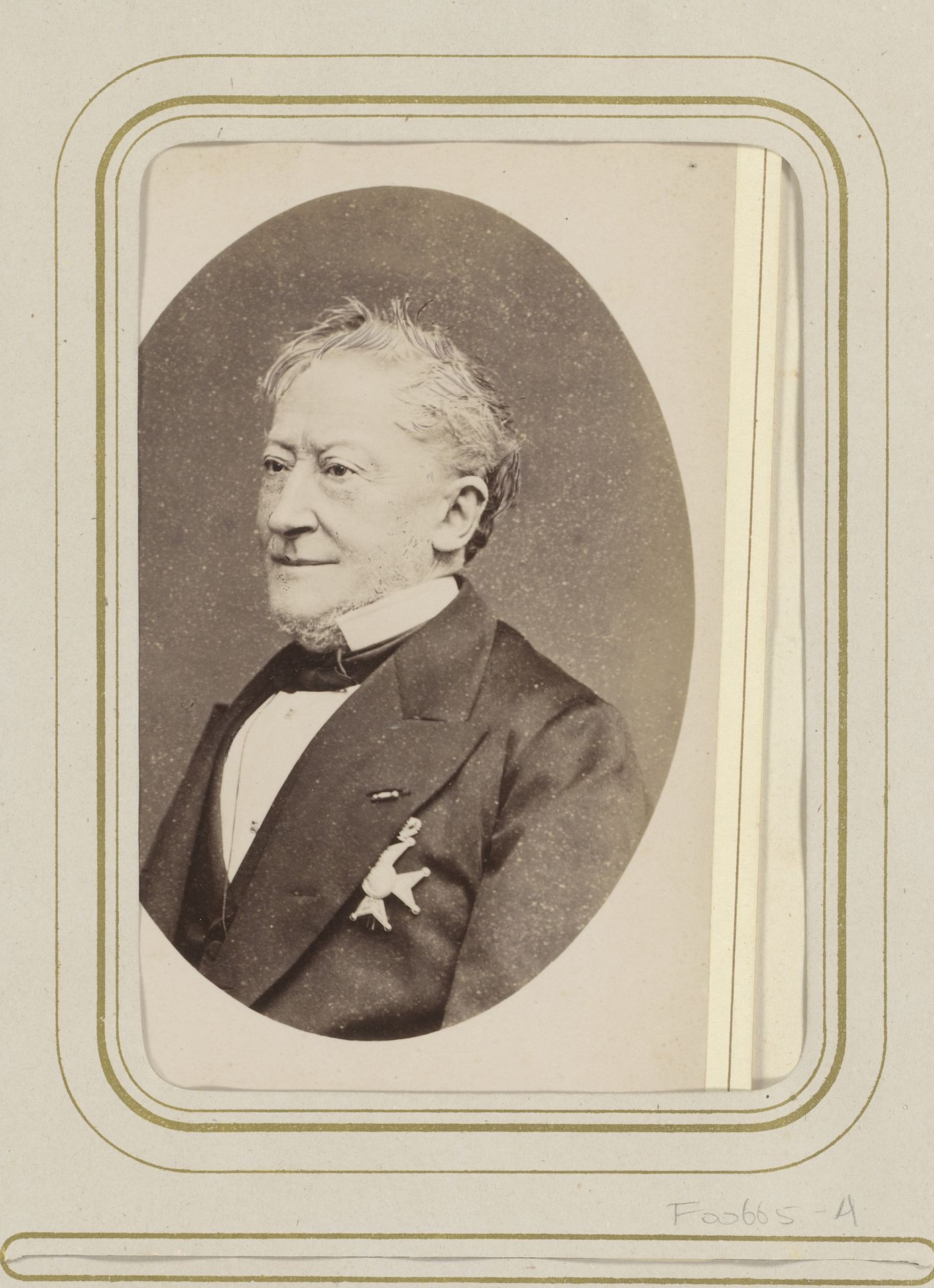 Portret van een oude man met medaille by Cornelis Bernardus Broersma
