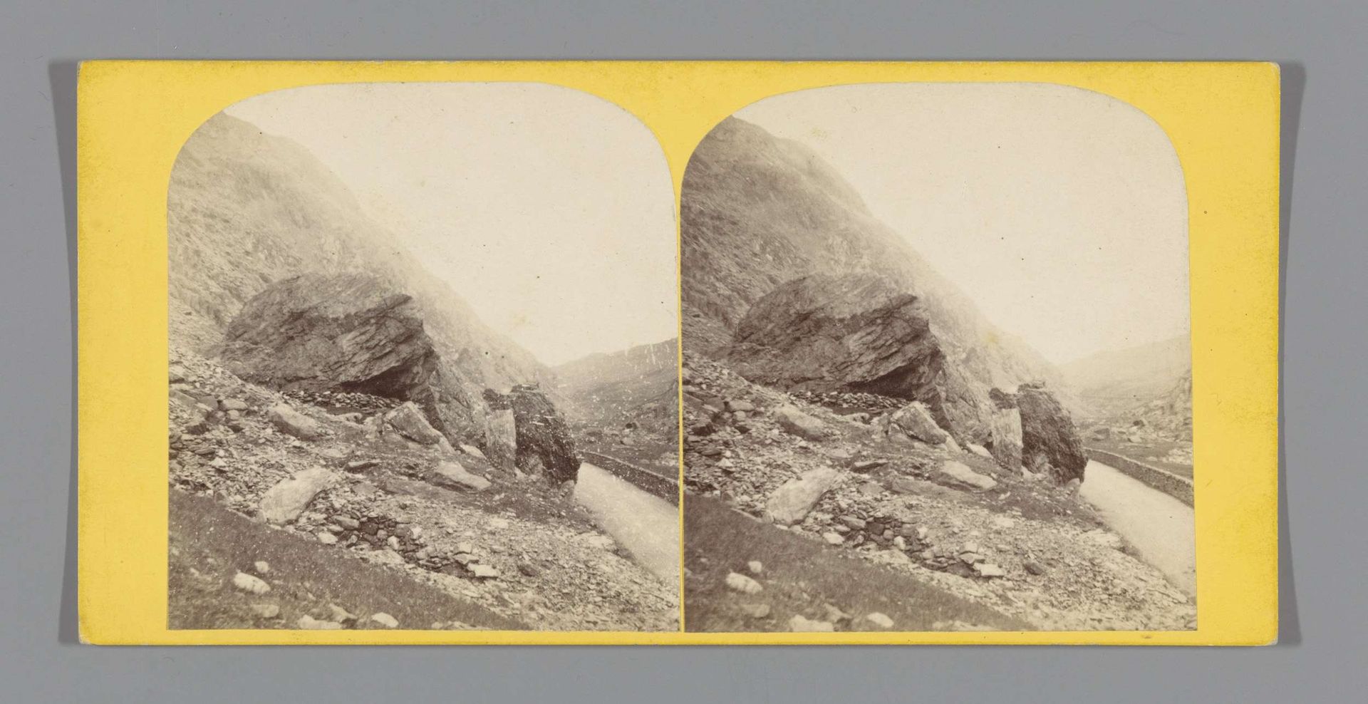Rotsen langs de Llanberis Pass by Helmut Petschler