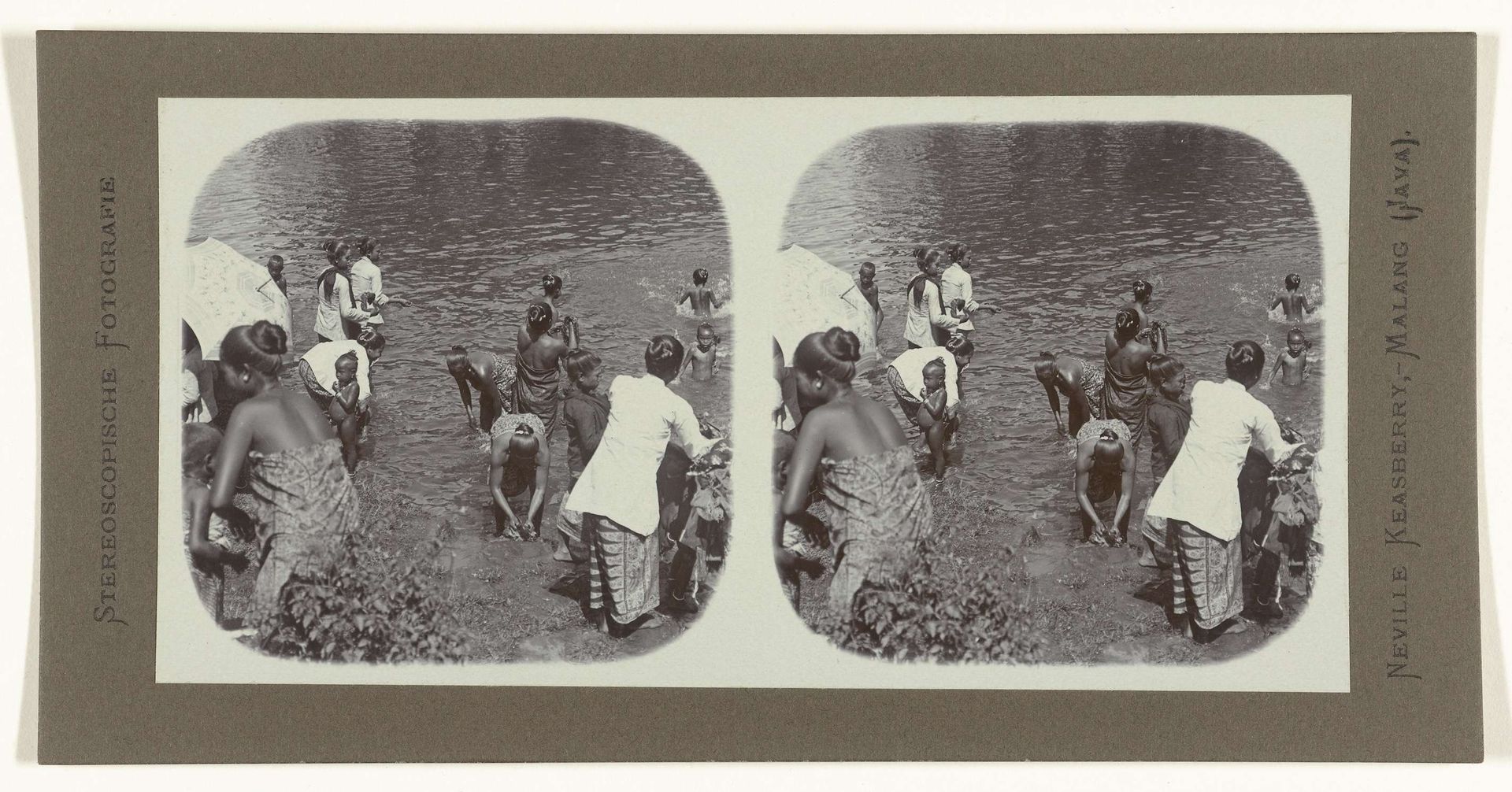 Badende Javaanse vrouwen in een sarong by Neville Keasberry