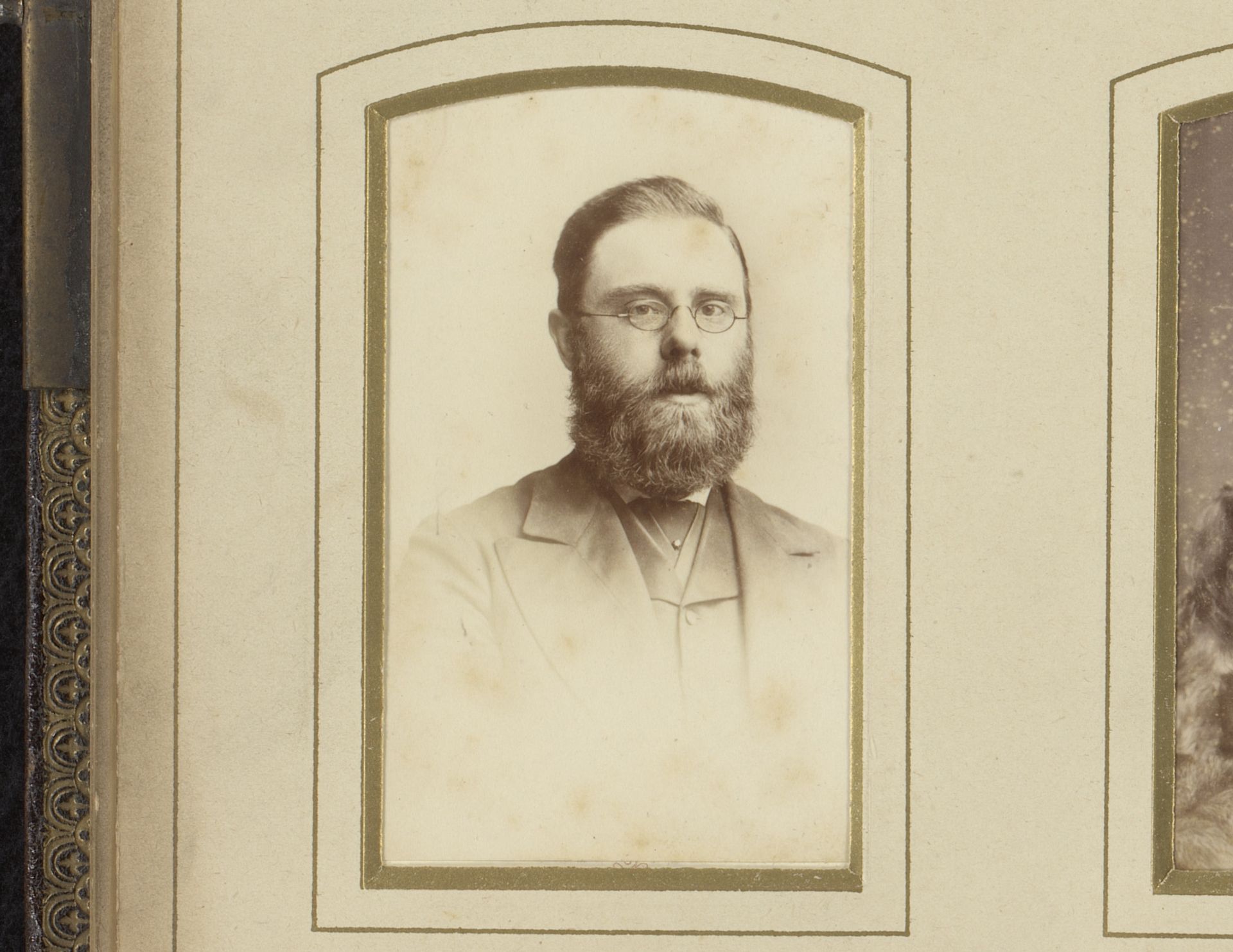 Portret van een man met een bril en baard by W.S. Bradshaw