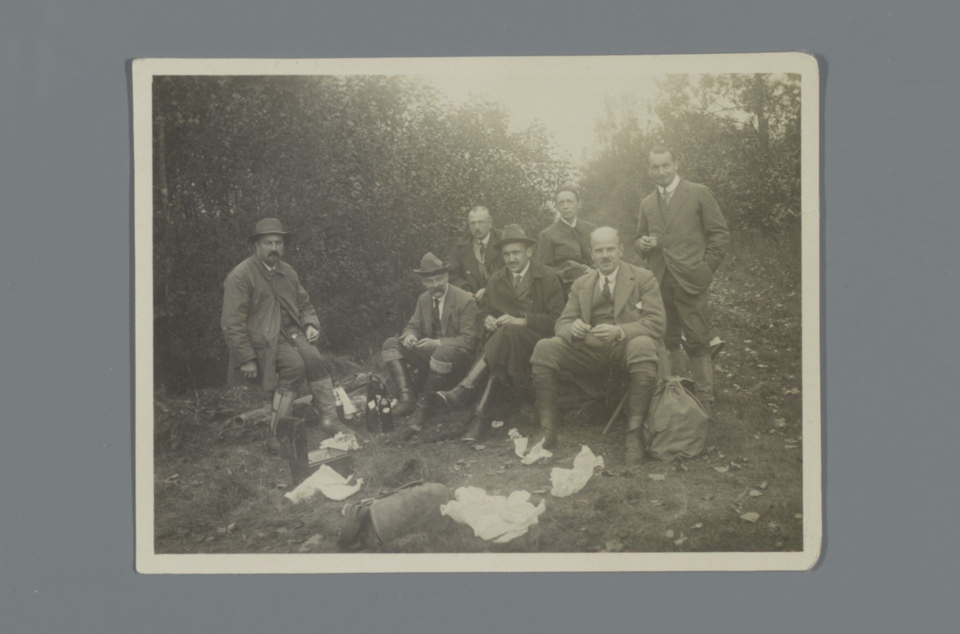 Gezelschap met midden F. de Beaufort en rechtsvoor Henk van den Berg, rustend tijdens jacht by Hendrik Herman van den Berg