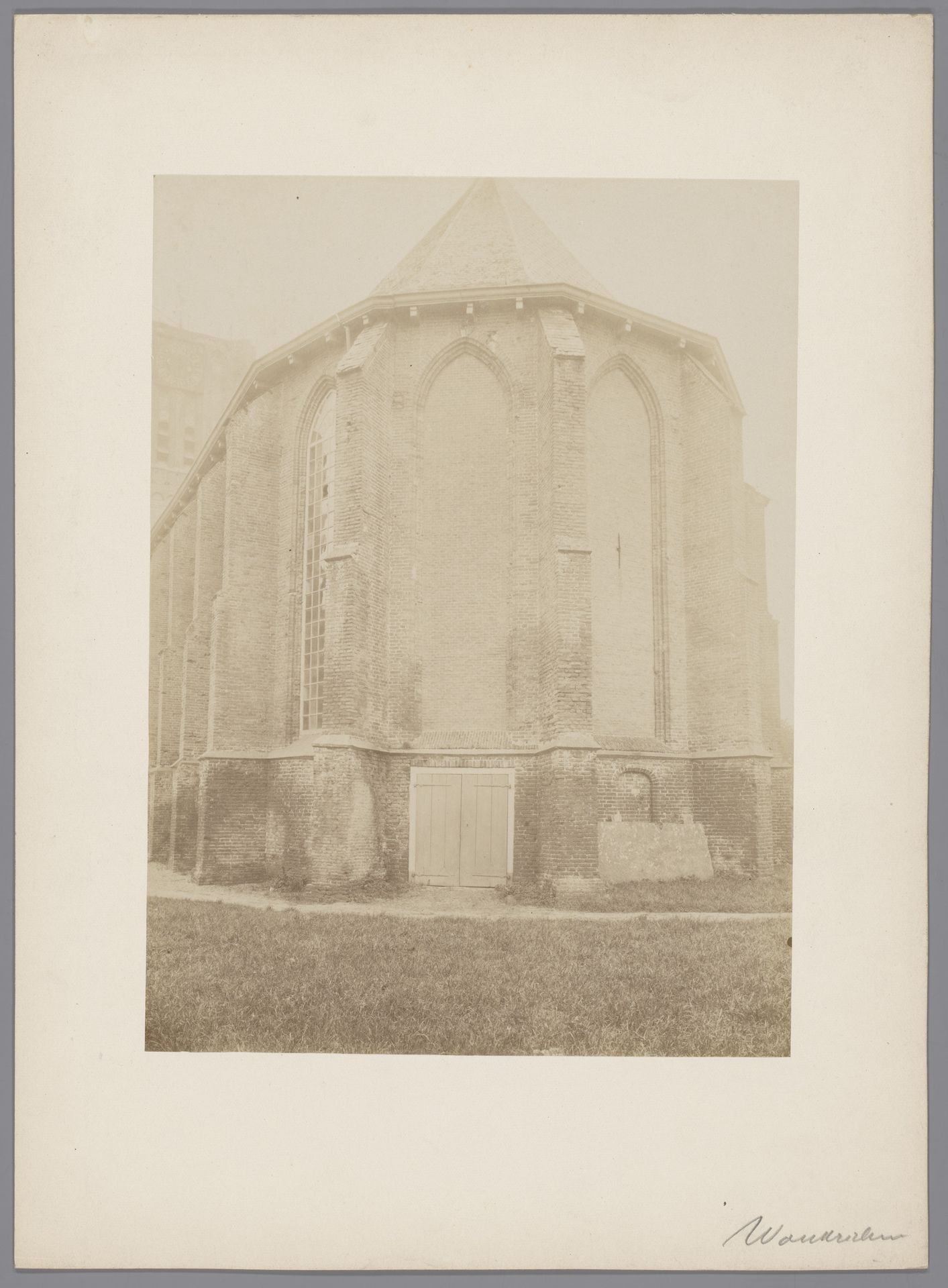 Oostzijde van de Sint-Martinuskerk te Woudrichem by anoniem (Monumentenzorg)