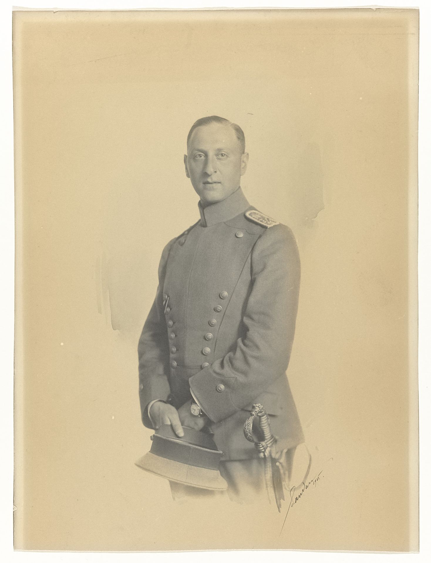 Arthur Moos met sabel in het uniform van het Duitse leger, Landau, 1905 by Anonymous
