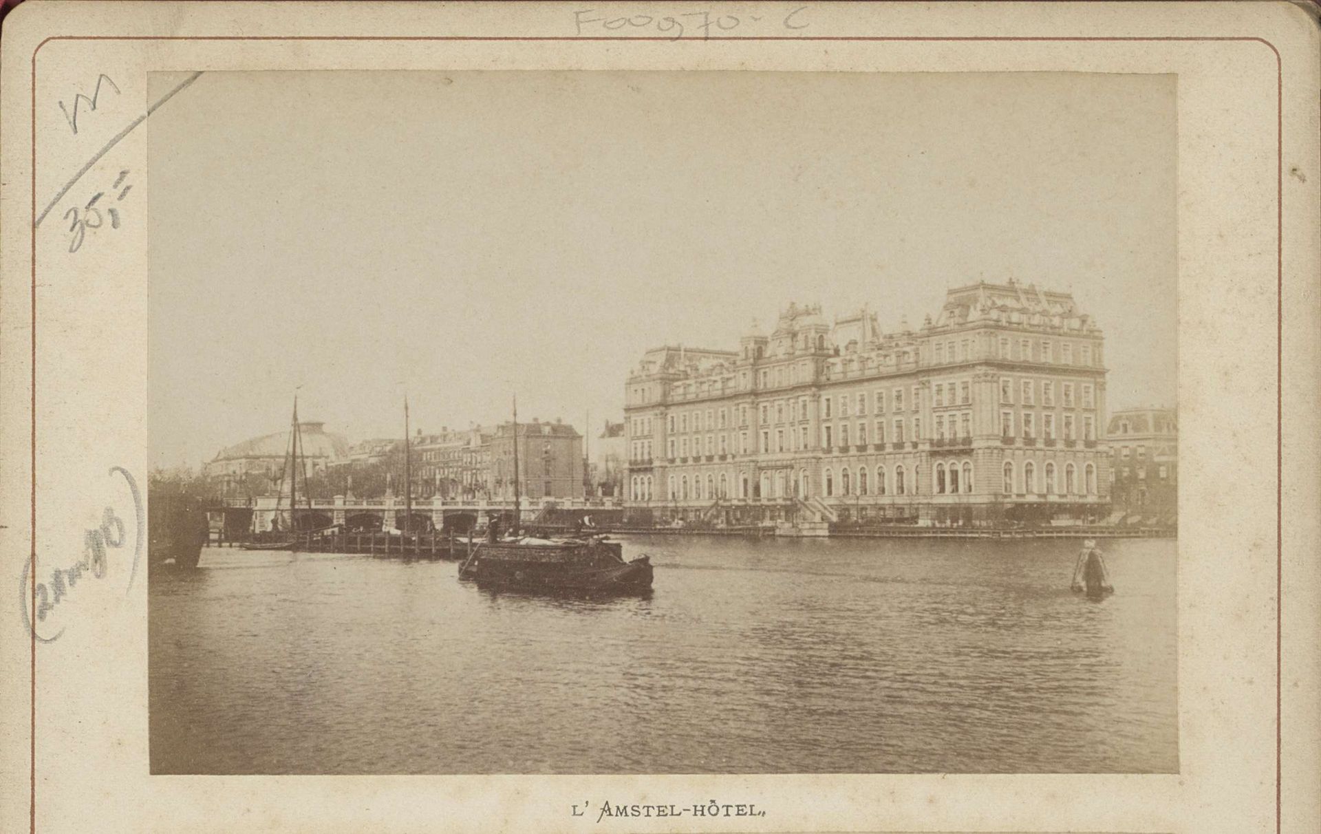 Amstel Hotel in Amsterdam gezien over de Amstel vanuit het zuidwesten by Andries Jager