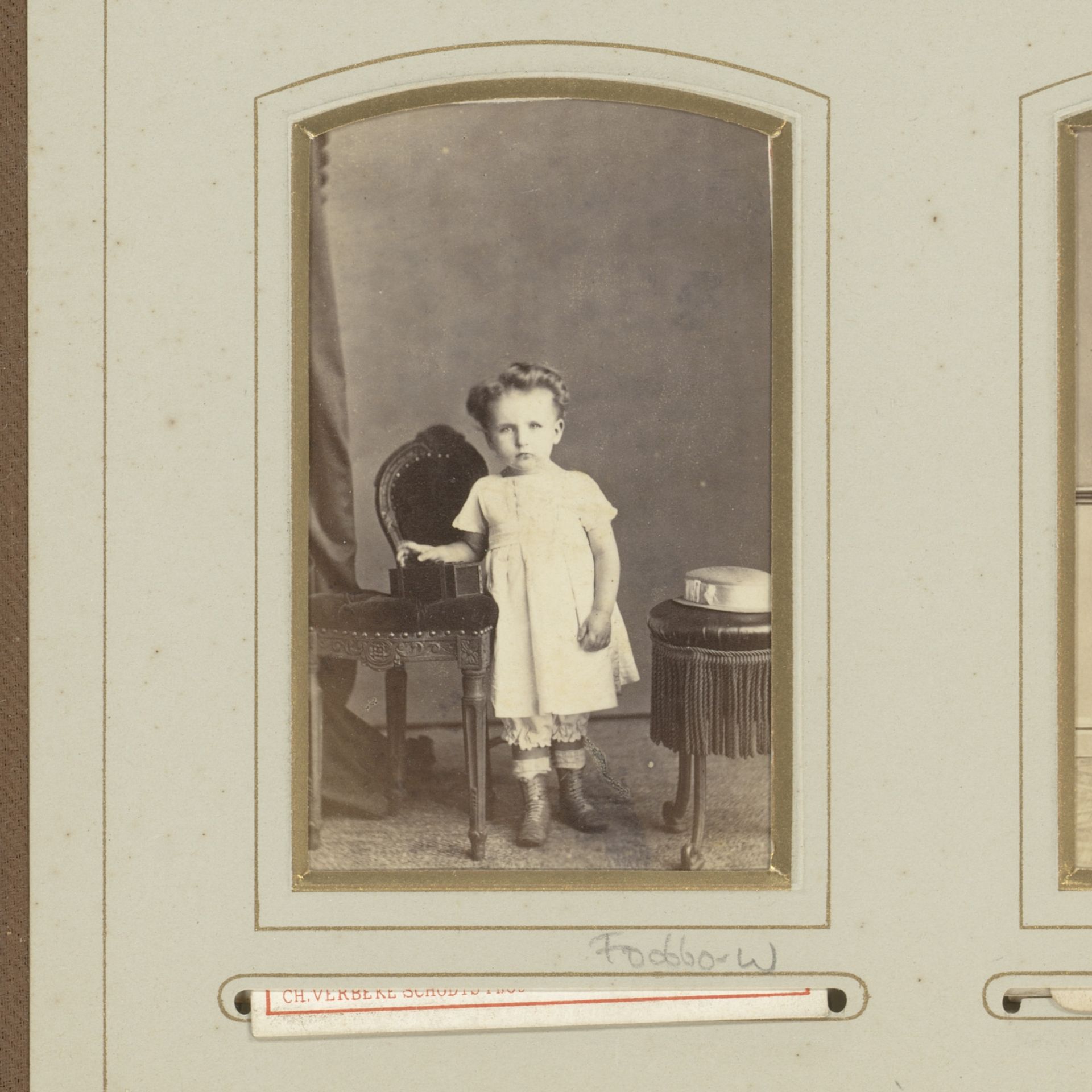 Portret van een jong meisje bij een stoel met een fotocamera by Ch. Verbeke-Schodts