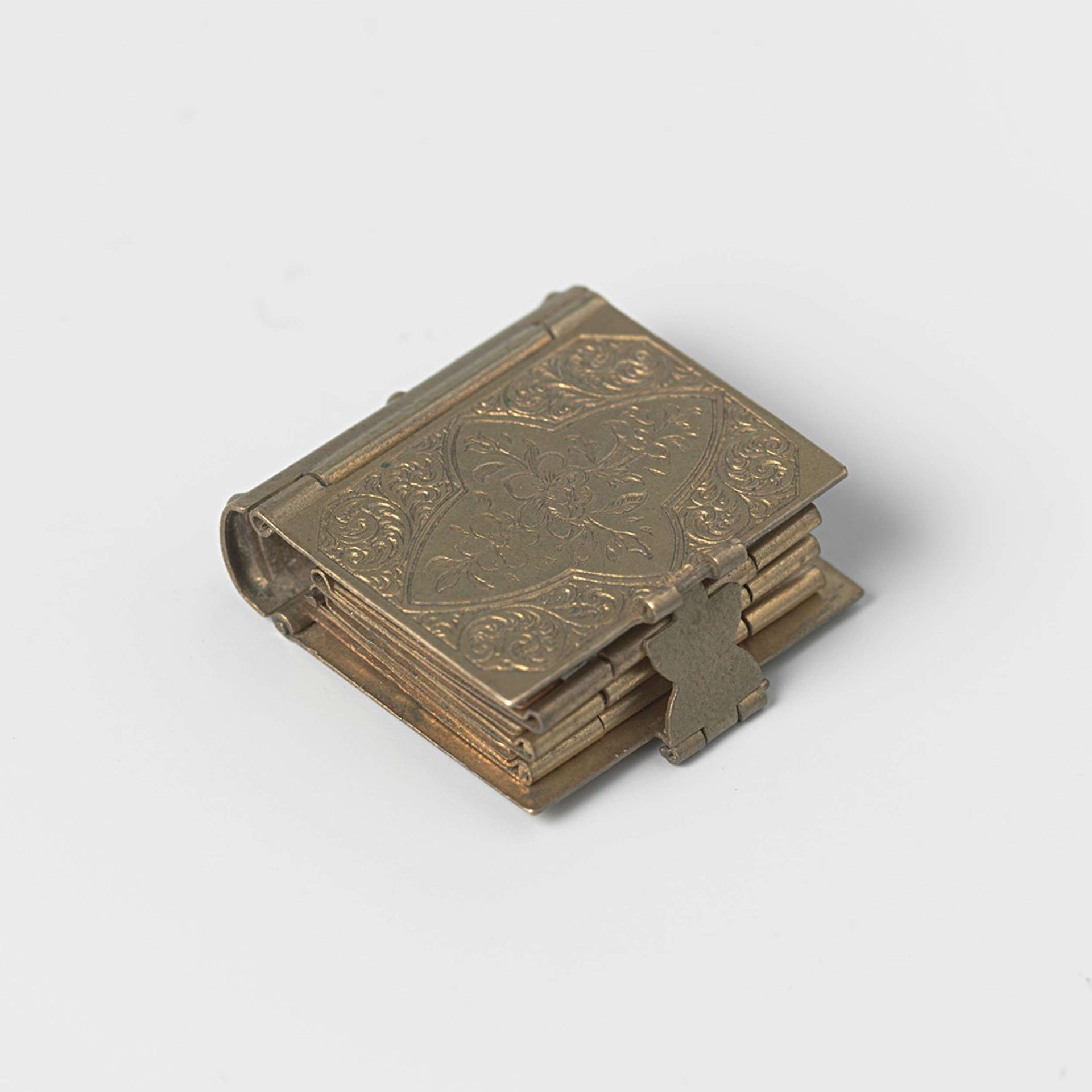 Miniatuuralbum met 12 portretten van leden van de Britse koninklijke familie by John Jabez Edwin Mayall