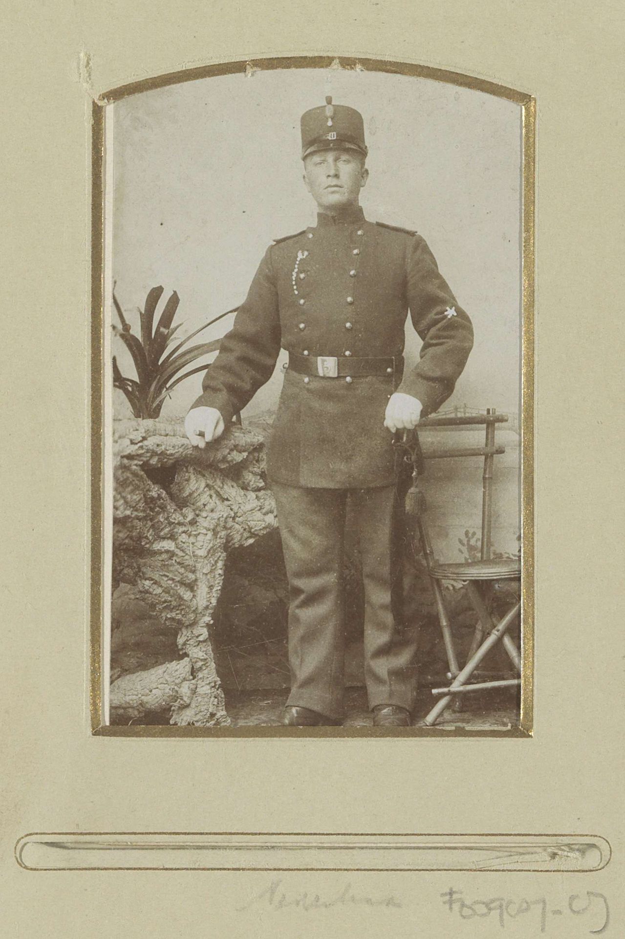 Portret van een (vermoedelijk) Nederlandse militair, staand by Theodorus Ferdinant van de Pol