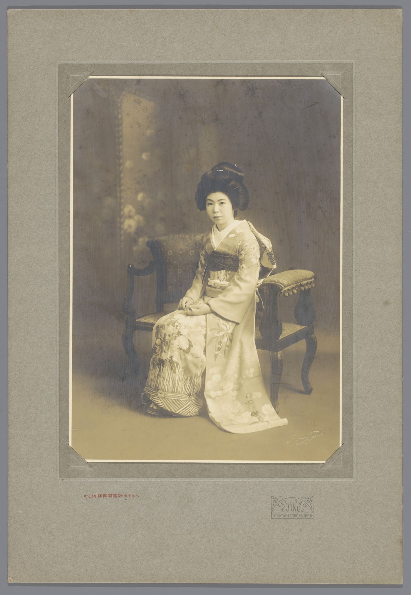 Portret van een onbekende Japanse vrouw by T Jingu