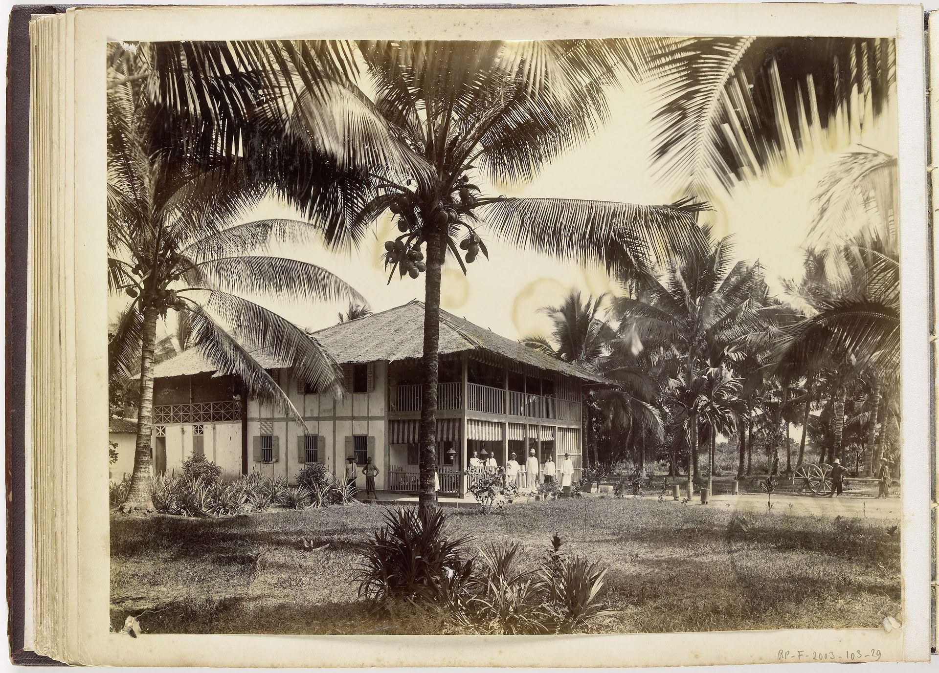 Twee Europese mannen voor huis, Langkat Sumatra by Heinrich Ernst & Co