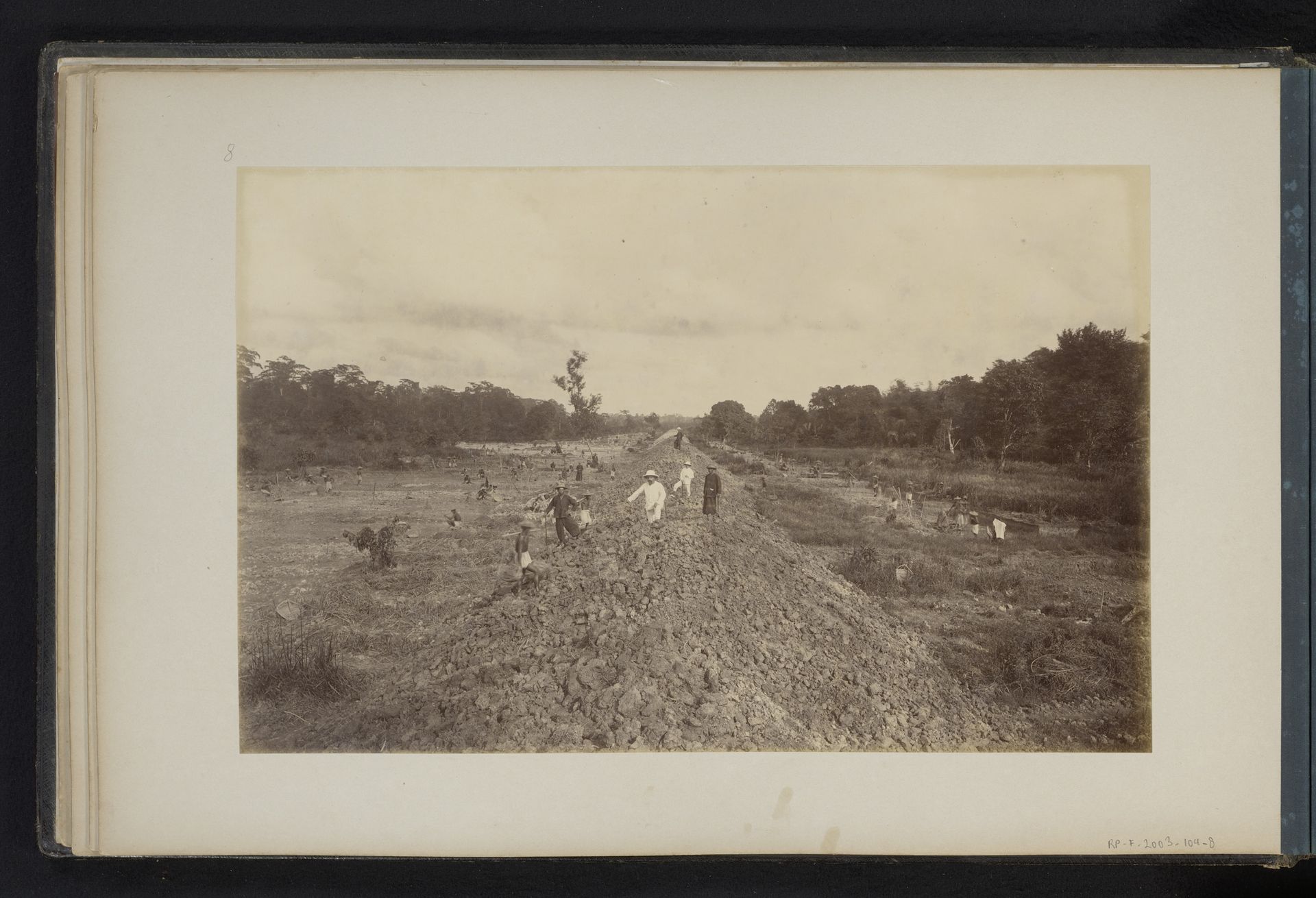 Aangelegde dam op de Stabat plantage, Sumatra by Heinrich Ernst & Co