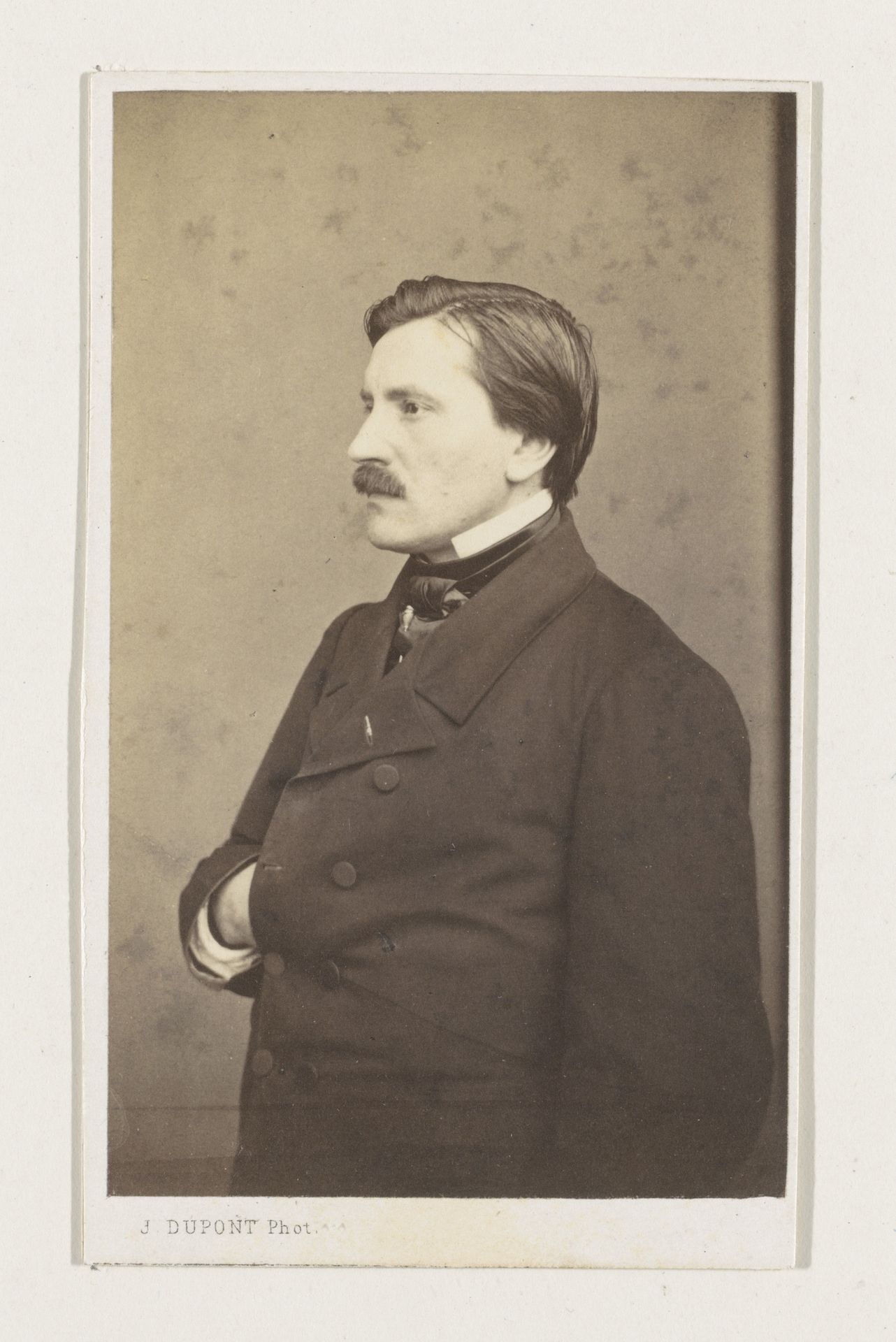 Portret van de schilder Godfried Egide Guffens, halffiguur by Joseph Dupont