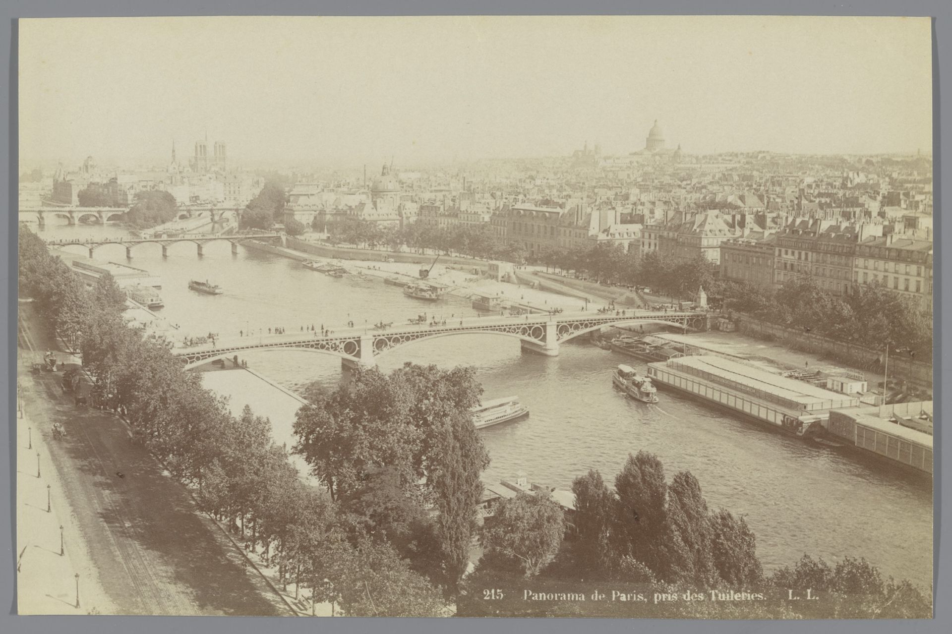 Gezicht op Parijs en de Seine vanaf de Tuilerieën by Anonymous