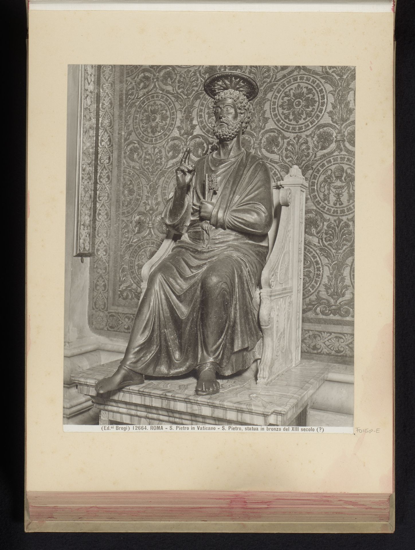 Sculptuur in de Sint-Pietersbasiliek, voorstellende de heilige Petrus by Edizione Brogi