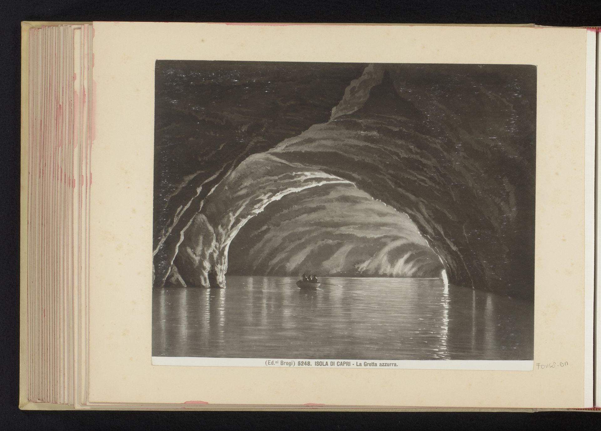 Fotoreproductie van een schilderij, voorstellende een interieur van de Blauwe Grot te Capri by Edizione Brogi