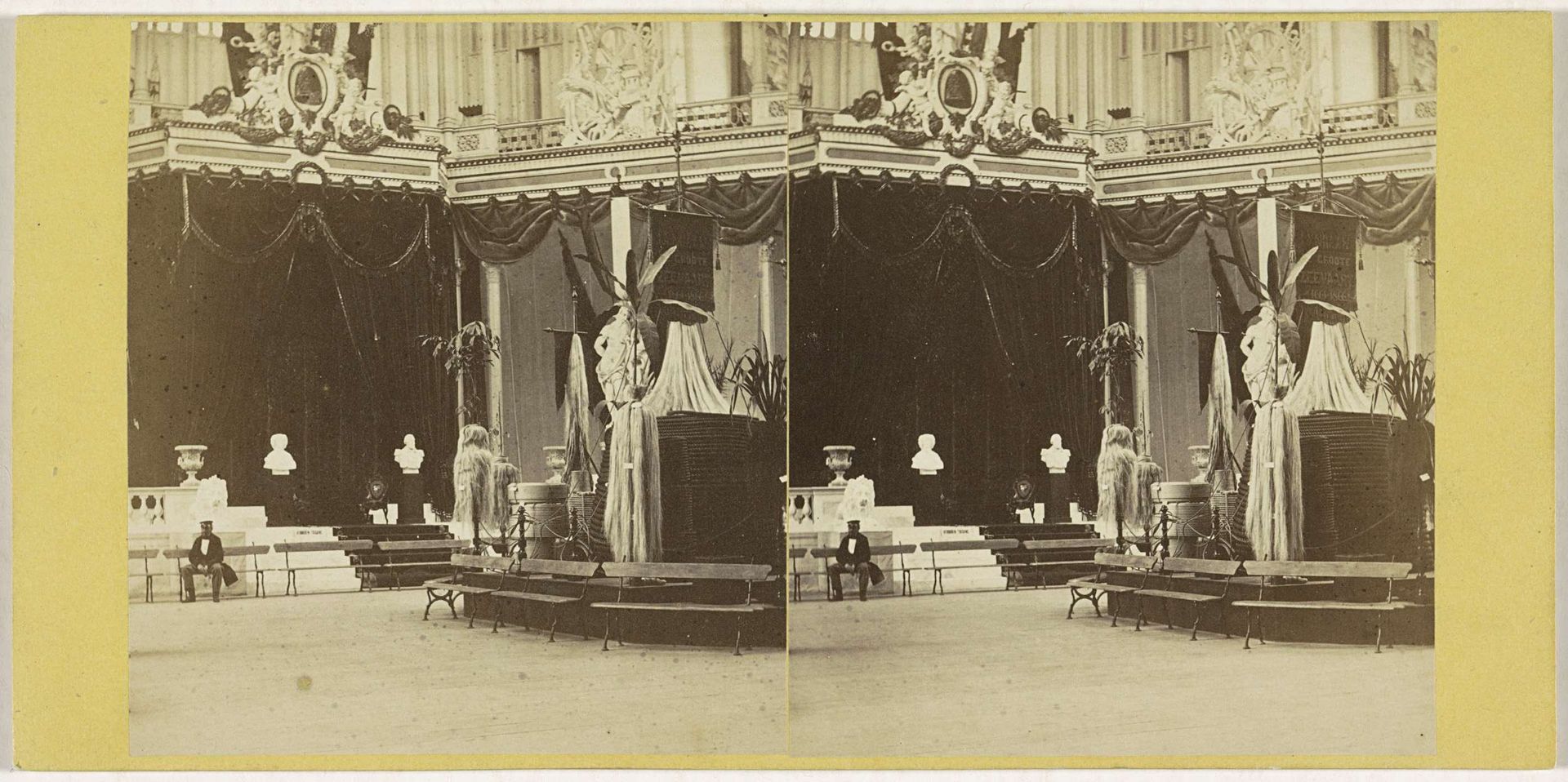 Bustes en andere objecten bij de Tentoonstelling voor Nationale Nijverheid en Kunst in het Paleis voor Volksvlijt, Amsterdam by Anonymous
