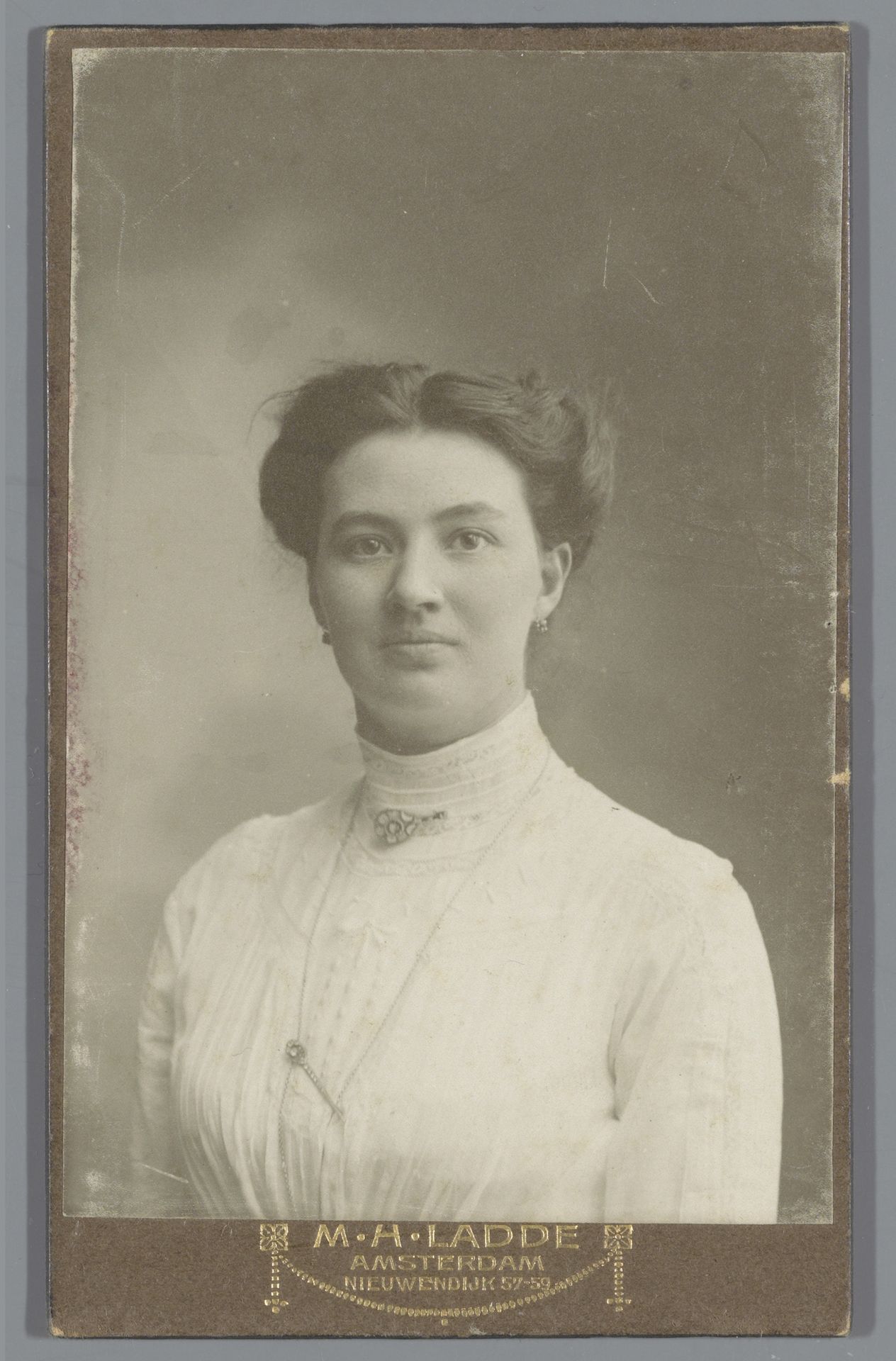 Portret van een onbekende vrouw by Machiel Hendricus Laddé
