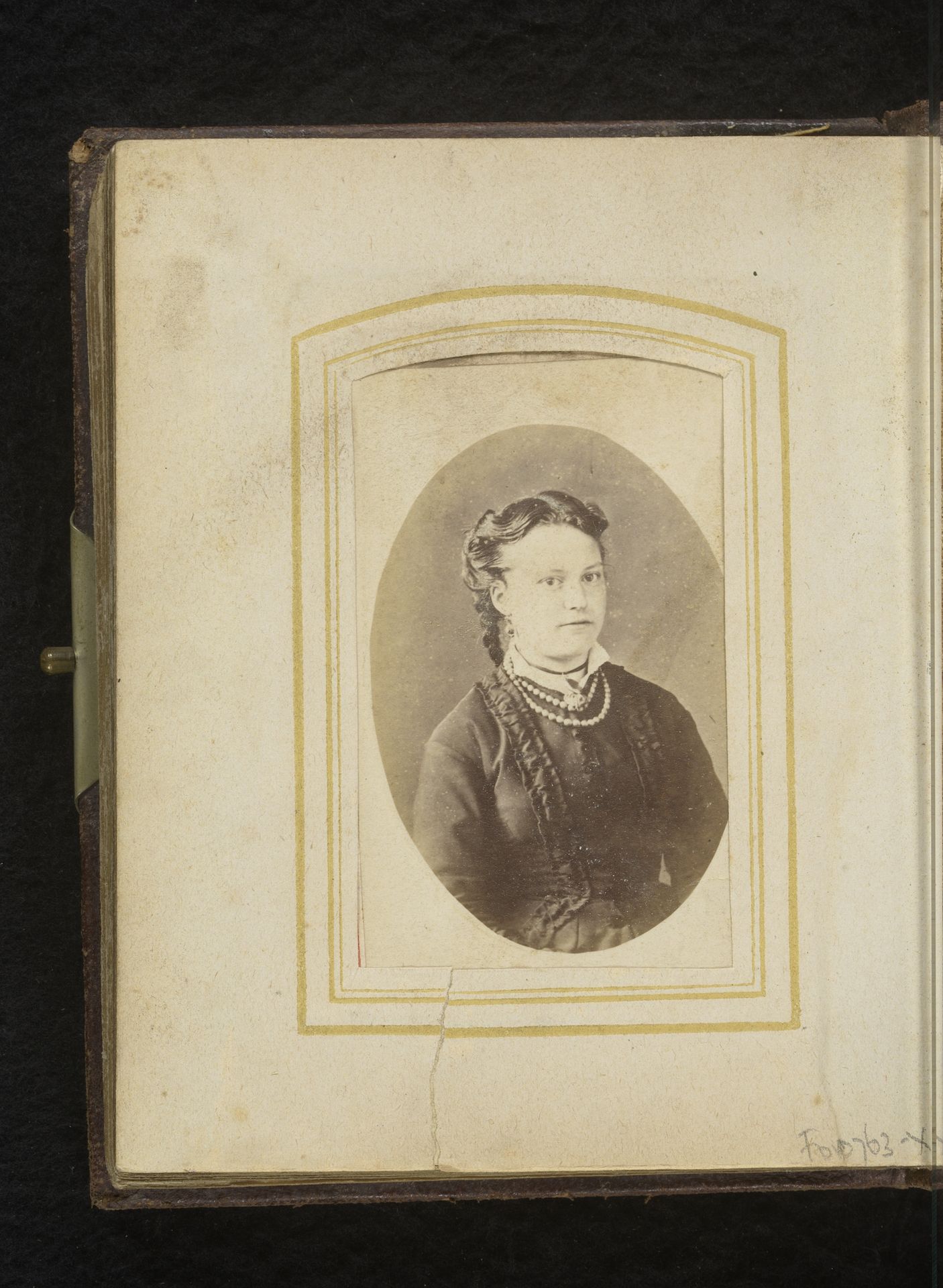 Portret van een zittende vrouw met halsketting by Arnold Nelius Marinus Johannes Fock
