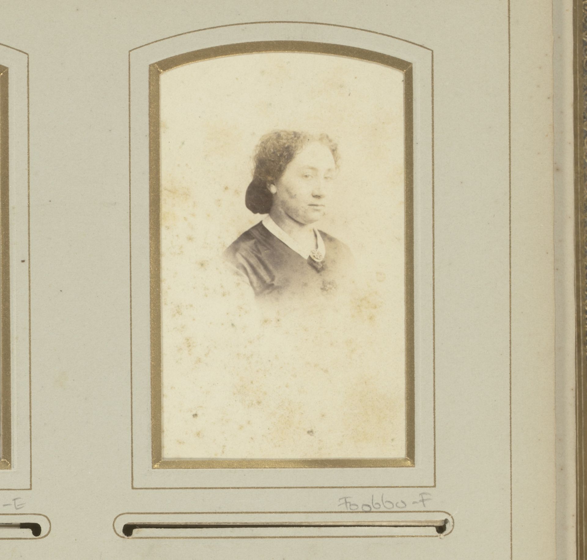 Portret van een vrouw by Joseph Dupont