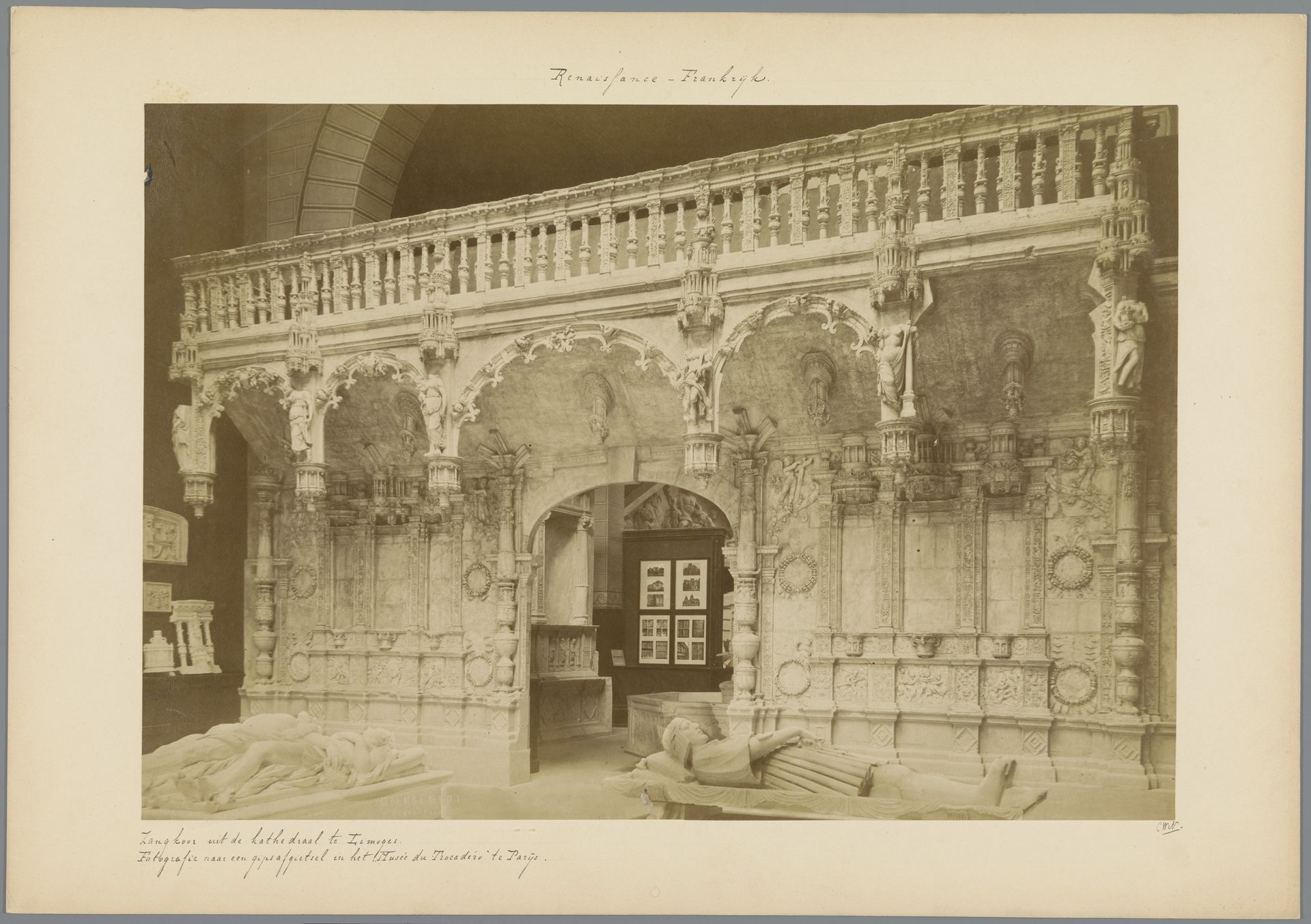 Opstelling van een gipsafgietsel van het oksaal uit de Kathedraal van Limoges in het Musée des Monuments français te Parijs by Médéric Mieusement