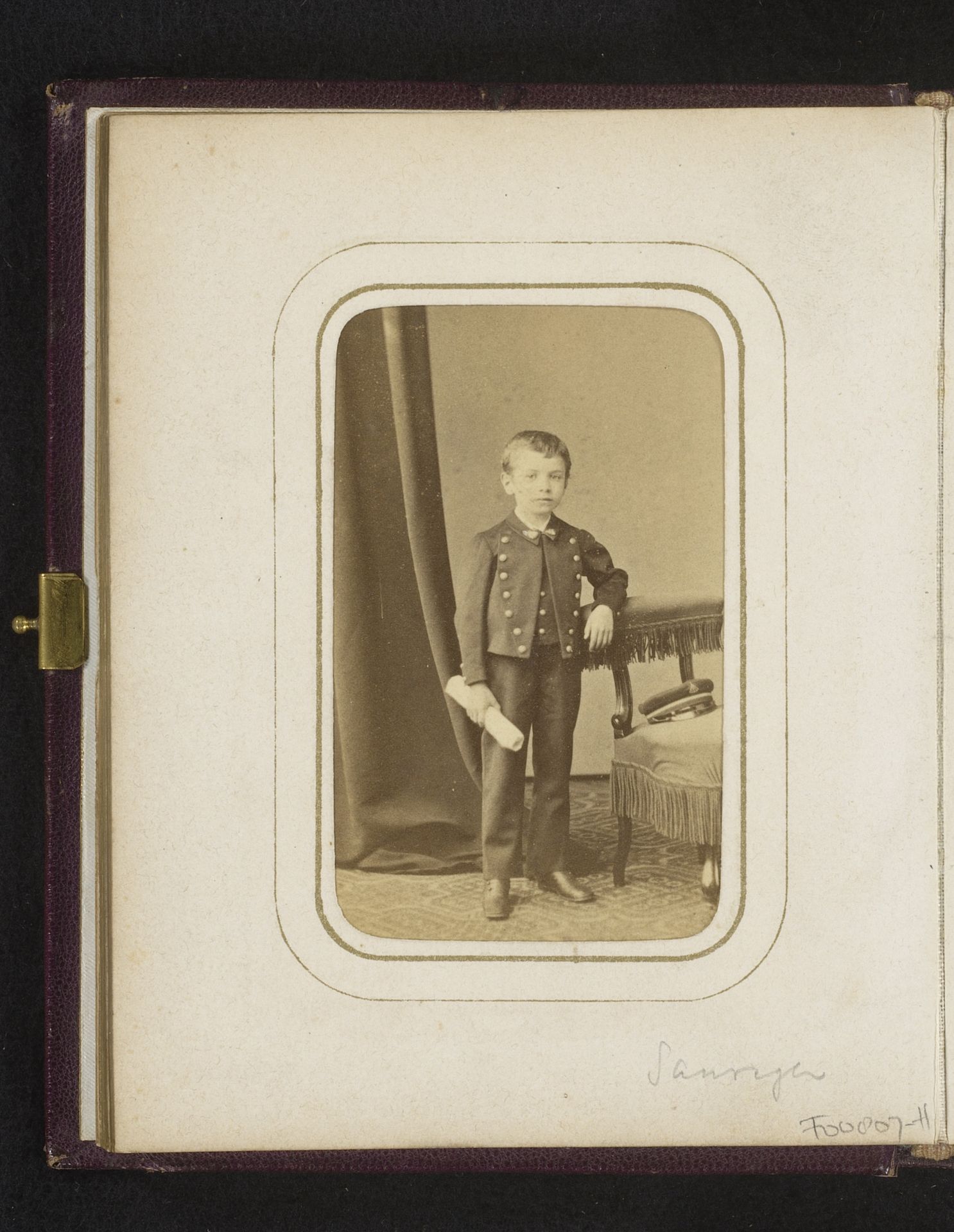 Portret van een staande jongen met rol papier in de hand by Louis Sauvager