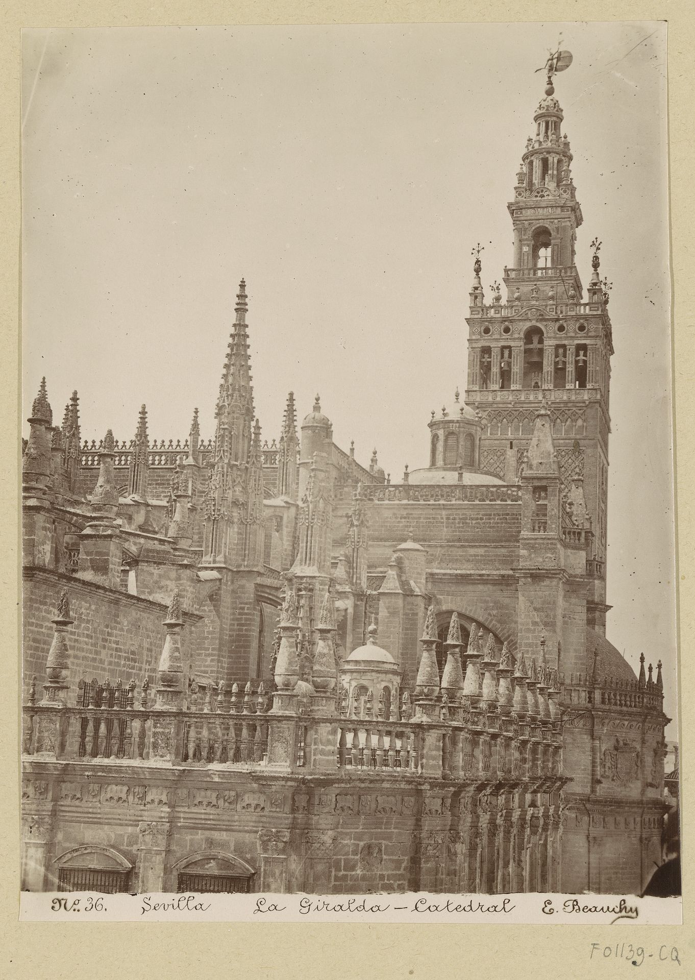 Gezicht op de Giralda nabij de kathedraal van Sevilla by Emilio Beauchy