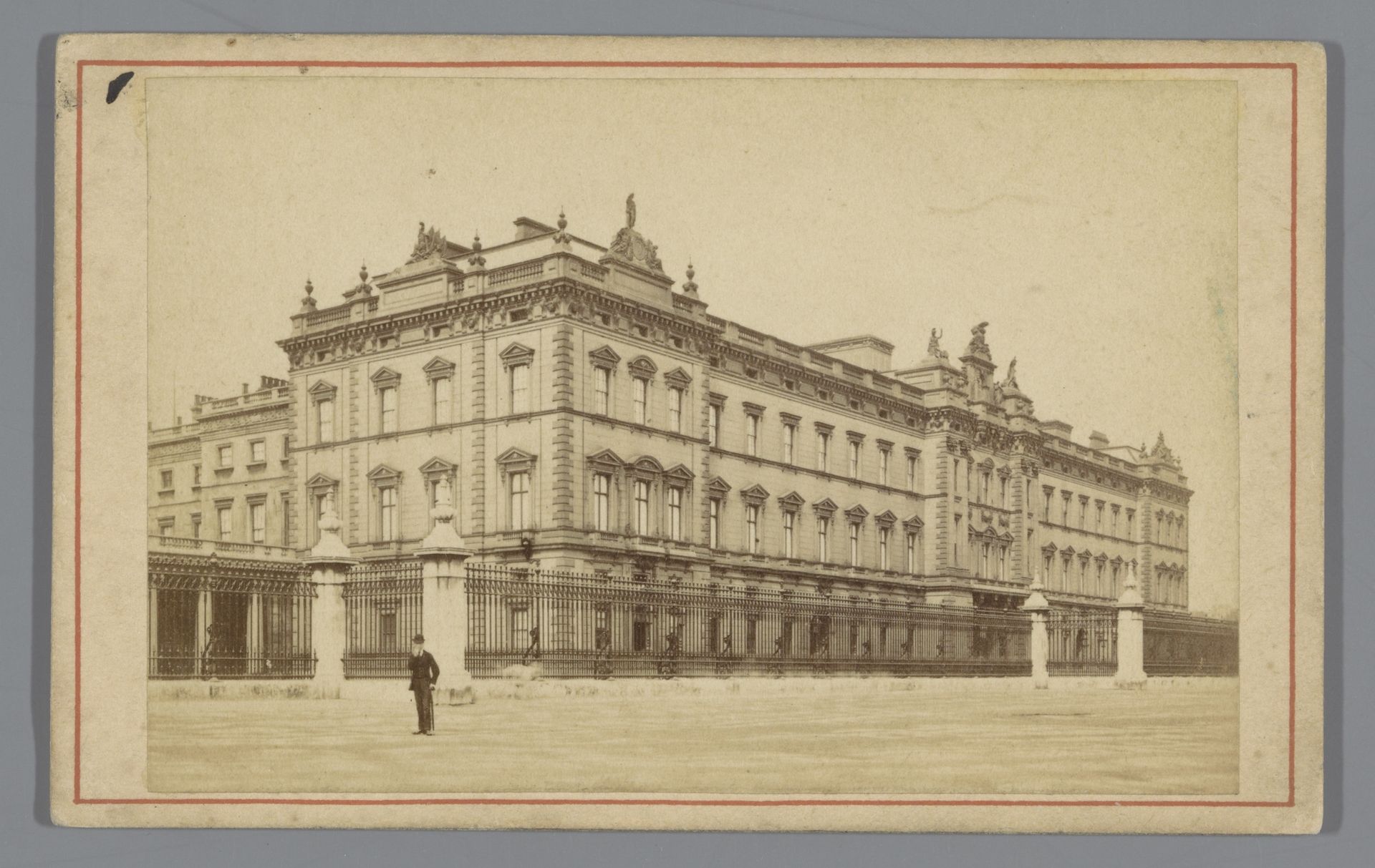 Exterieur van Buckingham Palace in Londen by Anonymous
