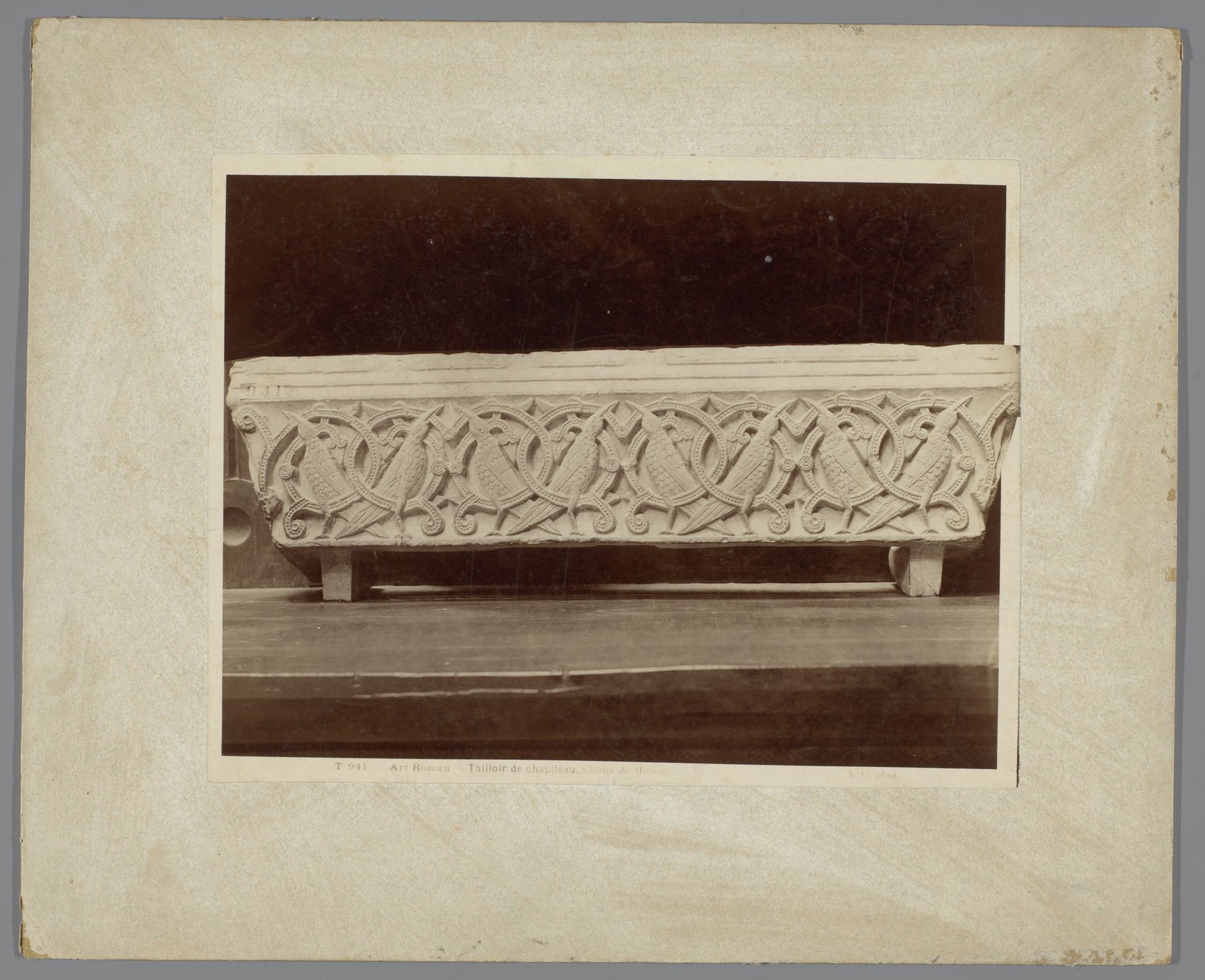 Dekplaat van een kapiteel van een klooster in Moissac by Adolphe Giraudon
