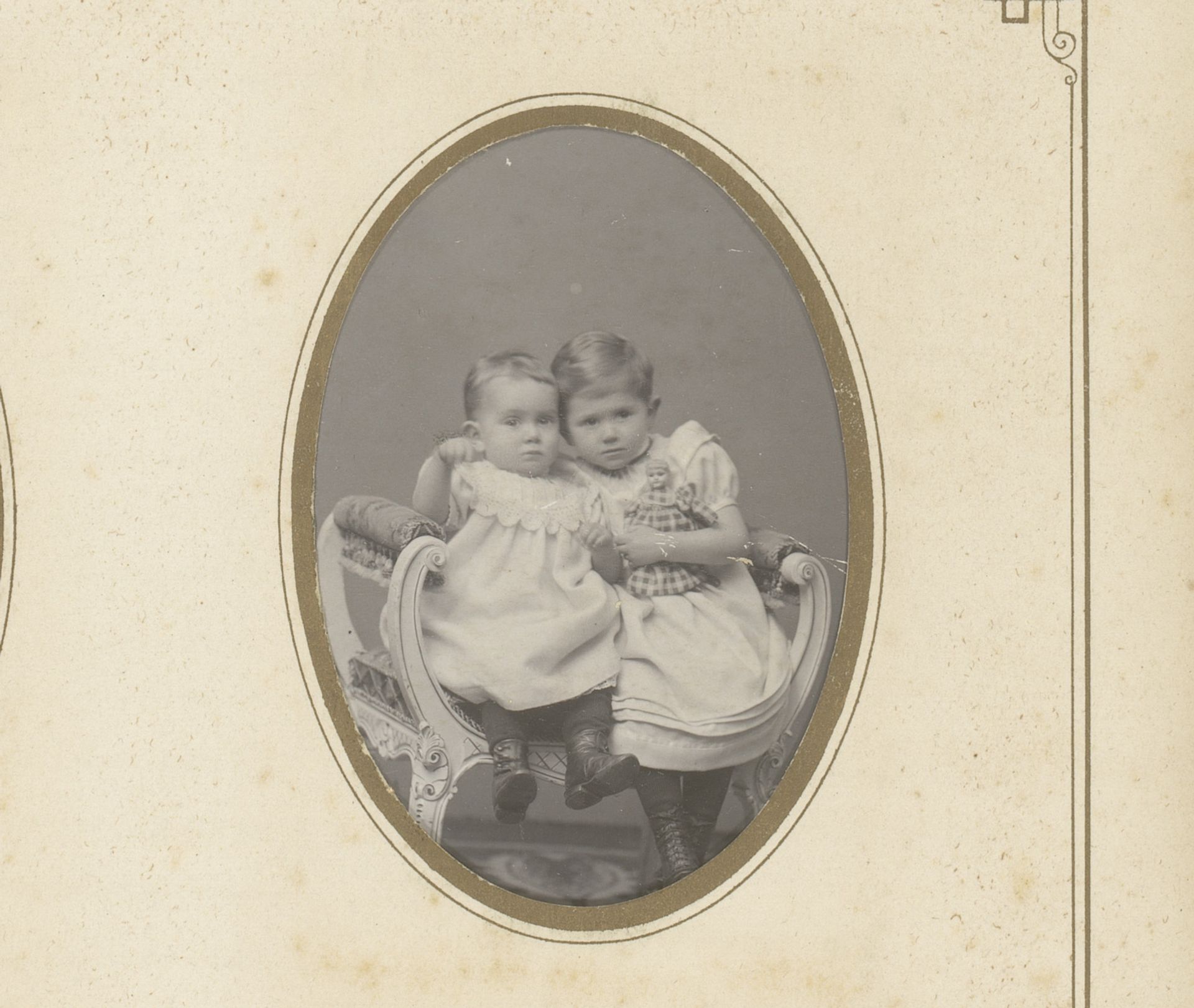 Portret van twee meisjes by J. & J. Schotel Szn.