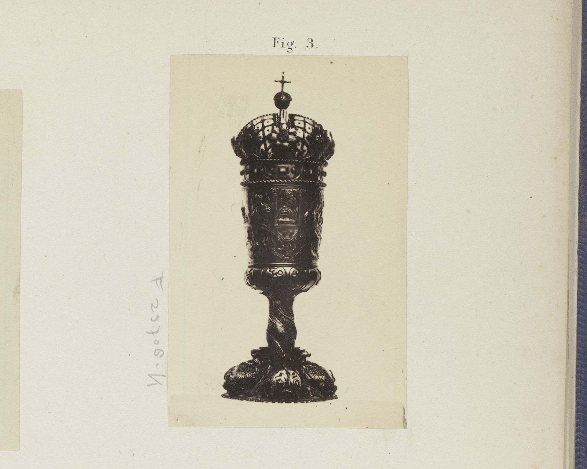 Gouden bokaal van de Dijkagie van Voorne op de Tentoonstelling van oudheden in Delft by A.L. Oversluijs