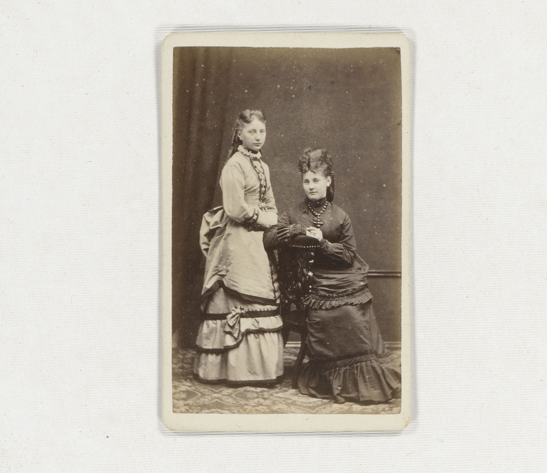 Portret van twee vrouwen by Hendrik Anthonie Karel Ringler