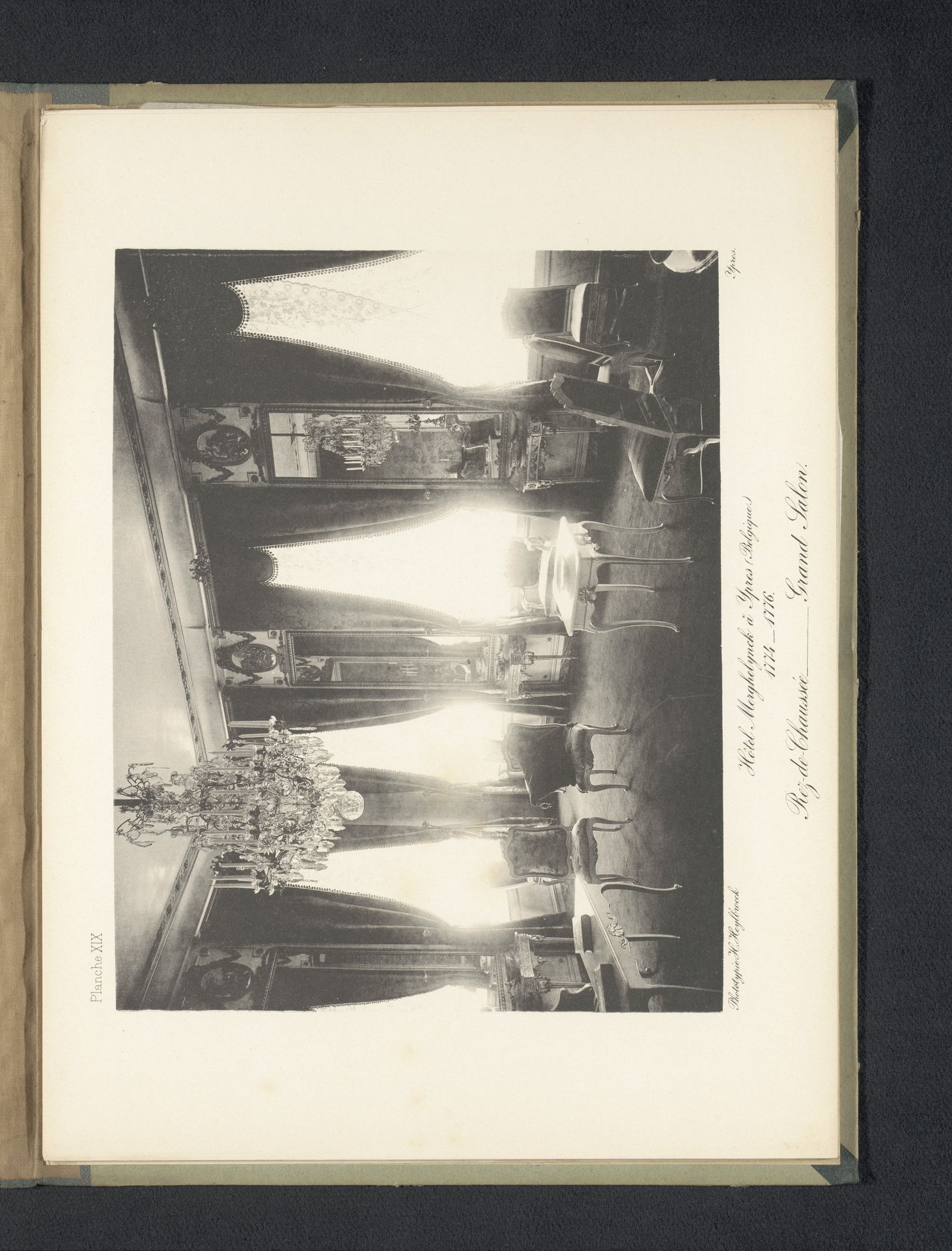 Grote salon op de begane grond van Hotel Merghelynck in Ieper, België by Hector Heylbroeck