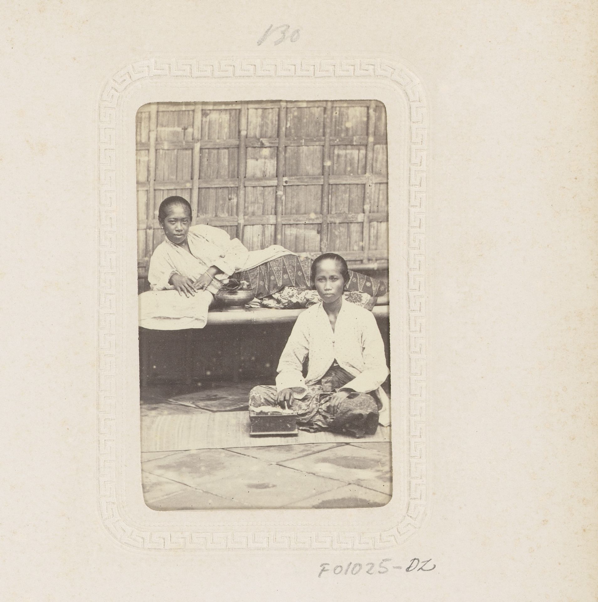 Portret van twee jonge Indonesische vrouwen by Woodbury & Page