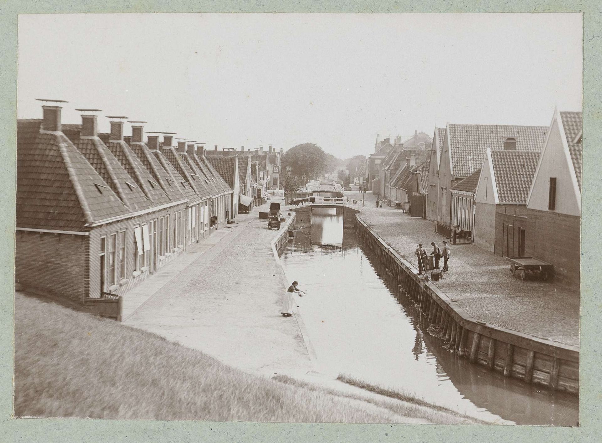 Gezicht op de Zoutsloot te Harlingen by Frits Freerks Fontein Fz.