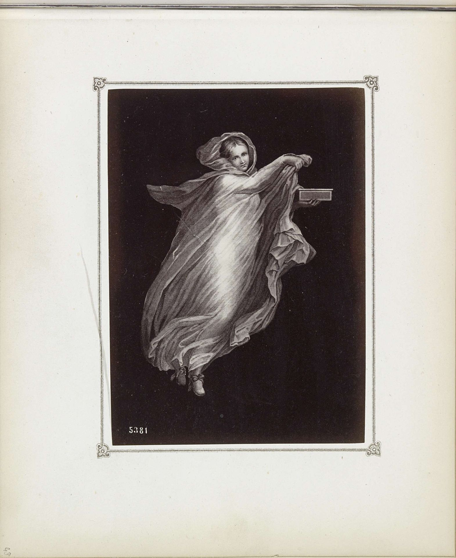 Fotoreproductie van (vermoedelijk) een prent, voorstellend een vrouwfiguur met een doos in de hand, mogelijk Pandora by Giorgio Sommer