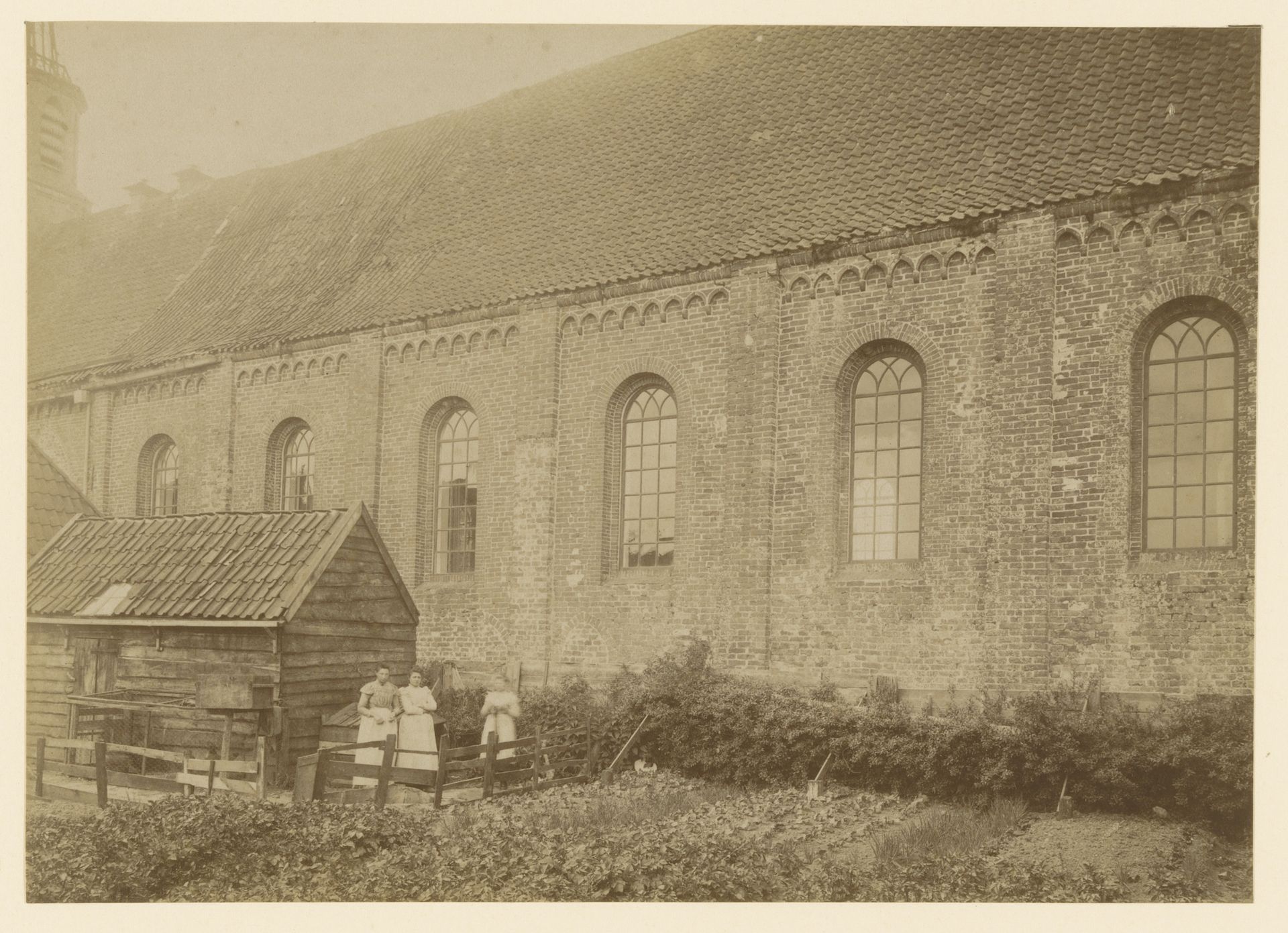 Zuidzijde van de abdijkerk te Aduard by anoniem (Monumentenzorg)