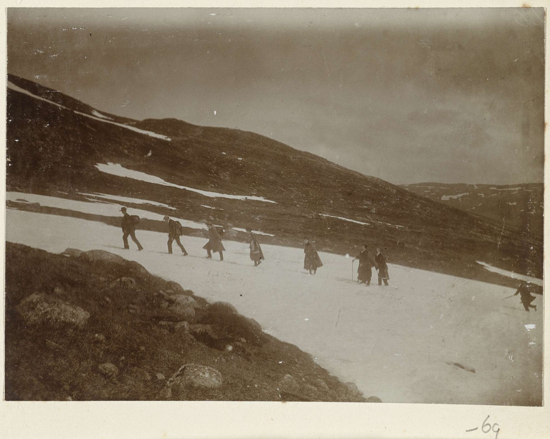 Tijdens een wandeling hoog in de bergen op een gletscher in de Harz by Geldolph Adriaan Kessler