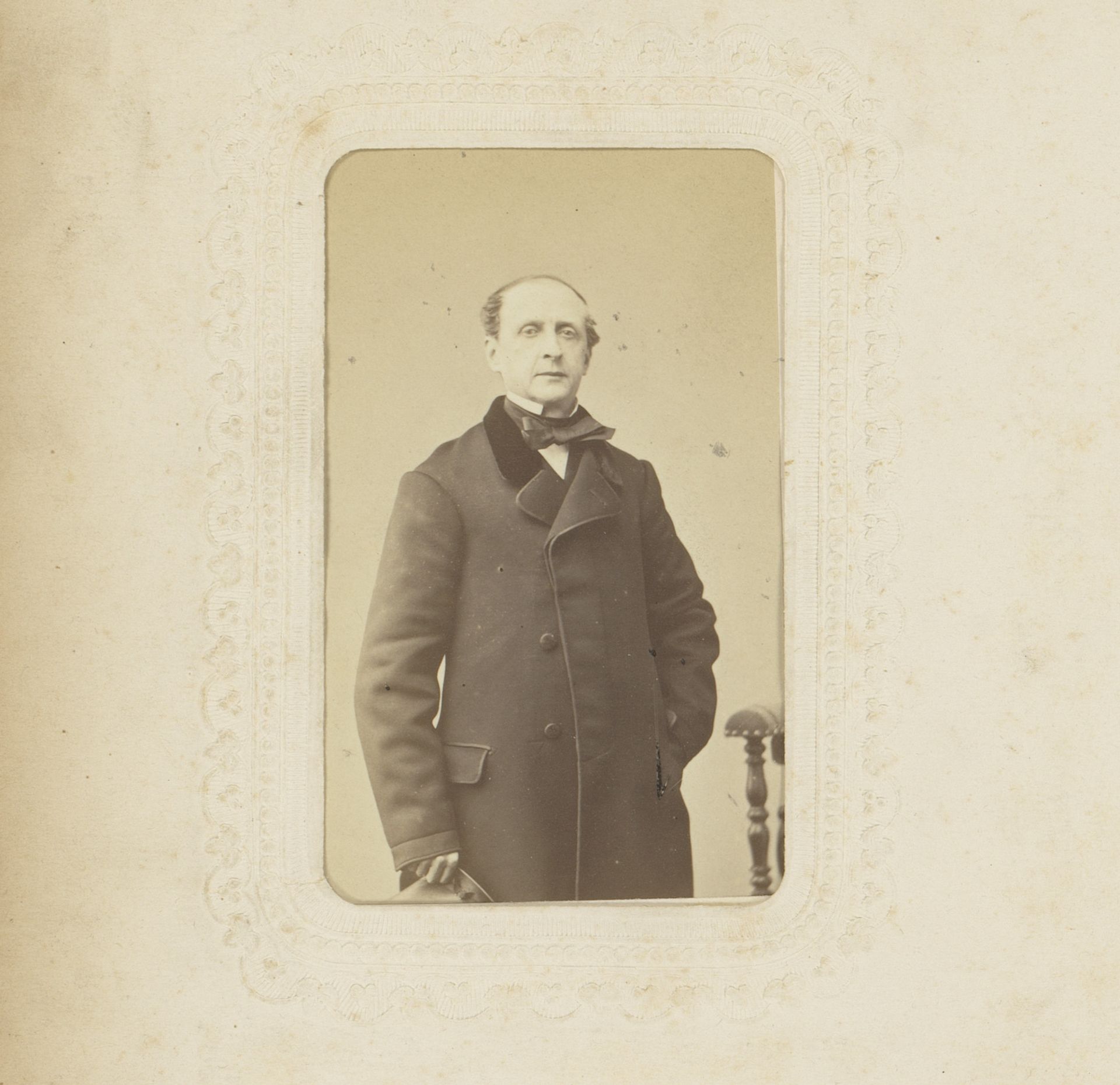 Portret van een staande man by Maes & Michaux