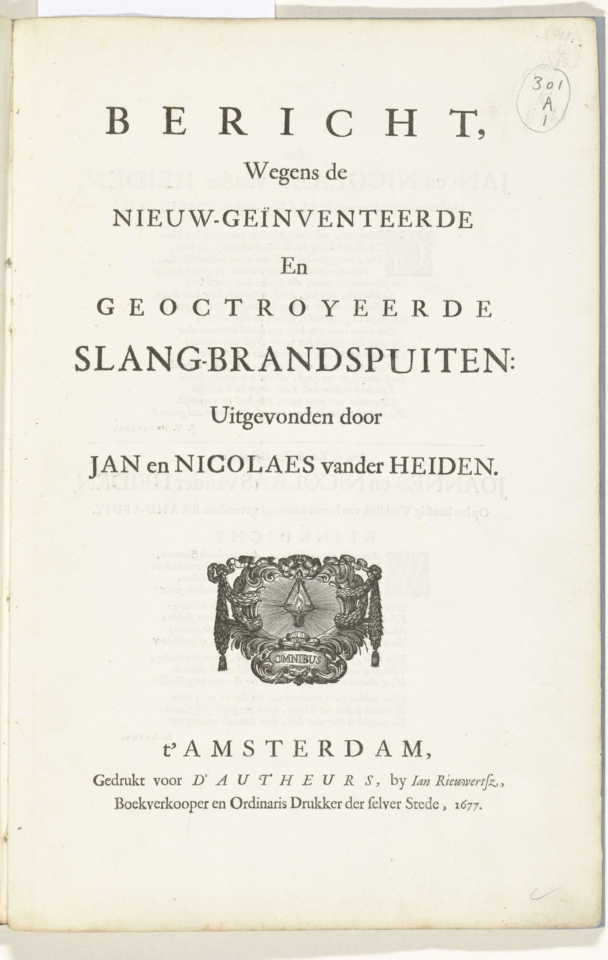 Titelblad in: Bericht, wegens de nieuw-geïnventeerde en geoctroyeerde slang-brandspuiten uitgevonden door Jan en Nicolaes van der Heiden, 1677 by Jan (I) Rieuwertsz.