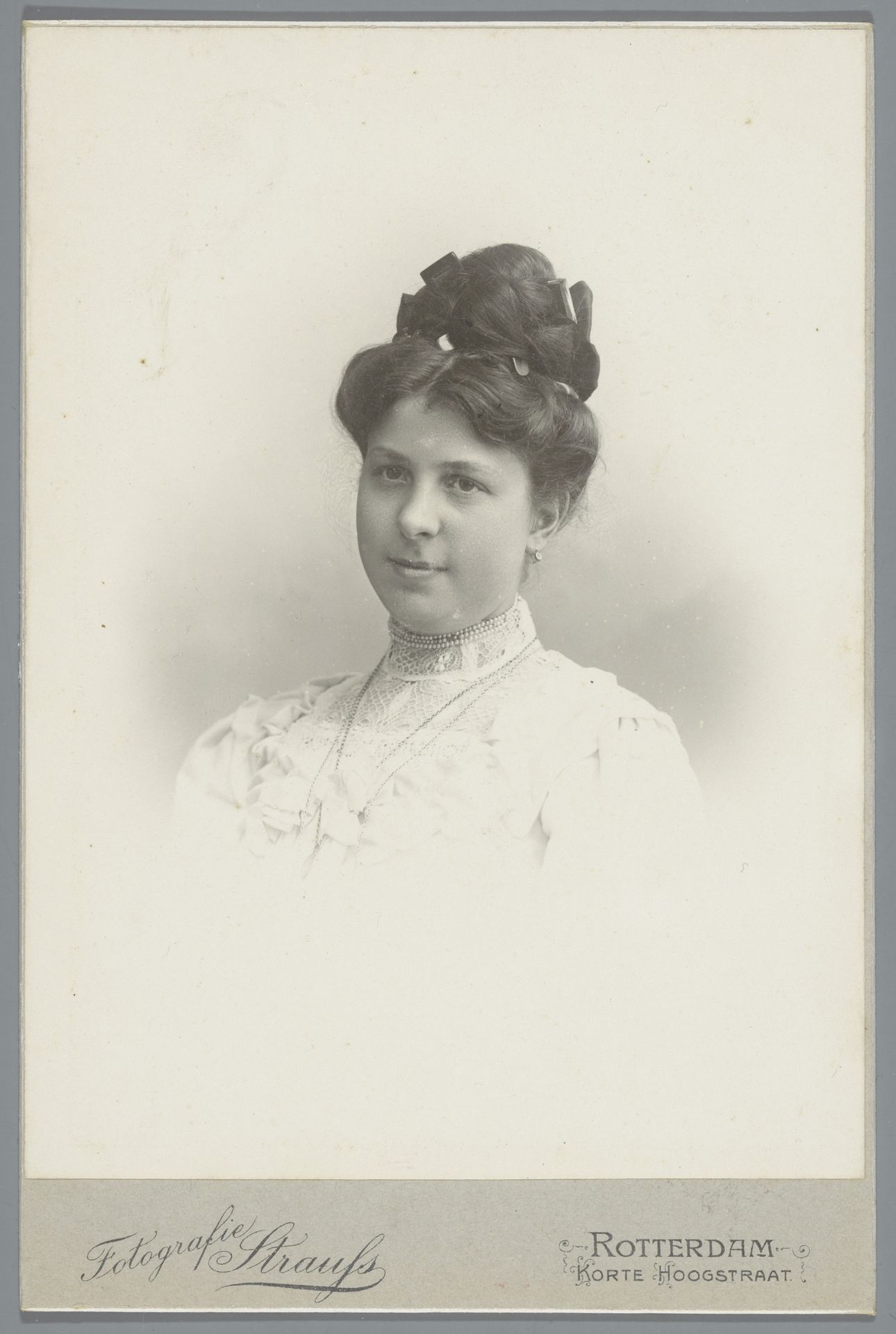 Portret van een onbekende vrouw by Fotografie Strauss