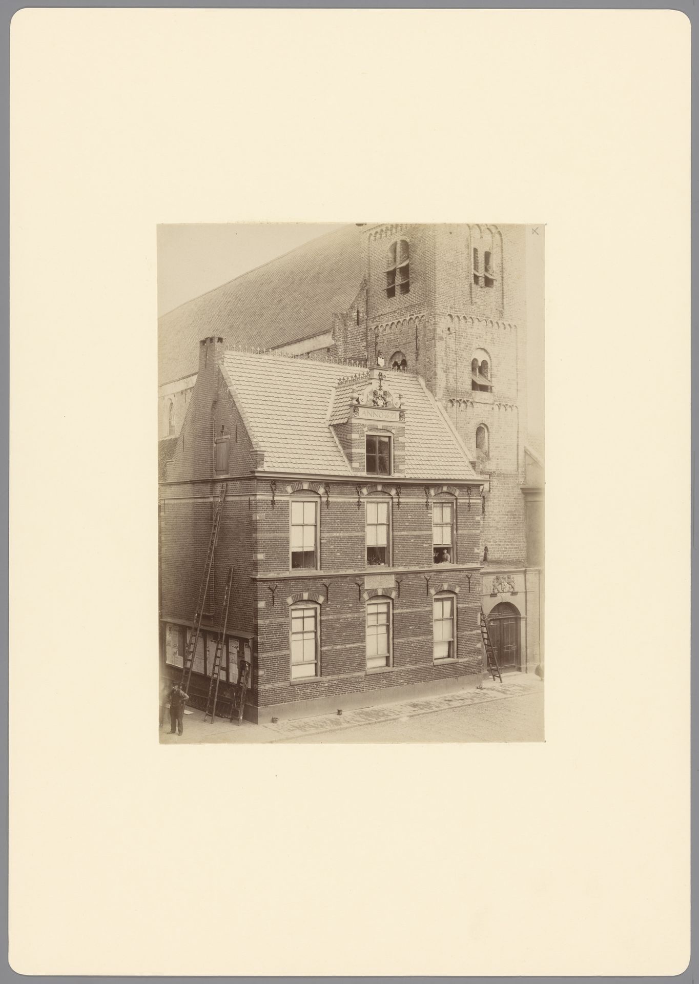 Gedeelte van de Grote of Andreaskerk en de Nutsschool te Hattem by anoniem (Monumentenzorg)