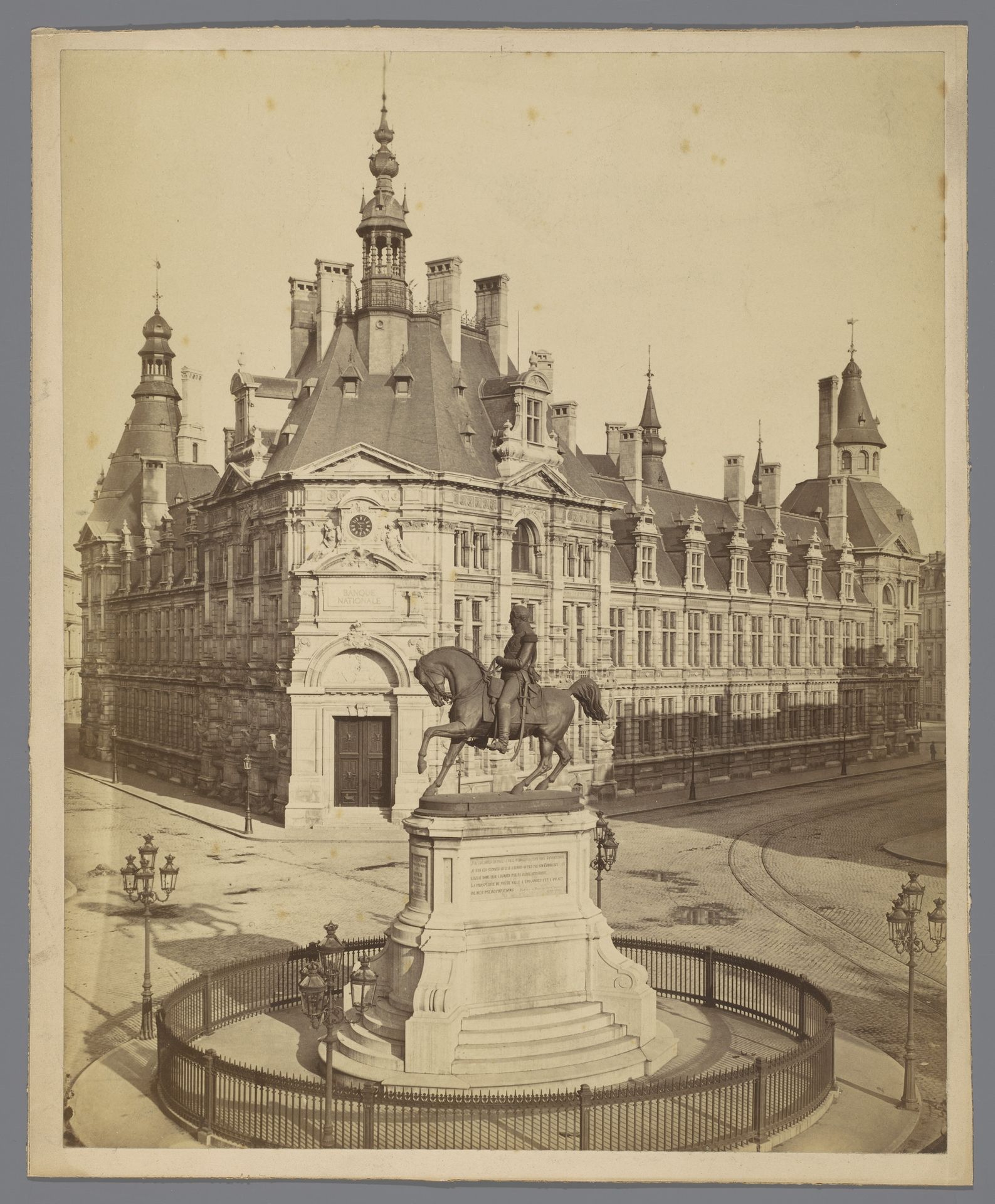 Gezicht op het standbeeld van koning Leopold I en de Banque Nationale te Antwerpen by Anonymous