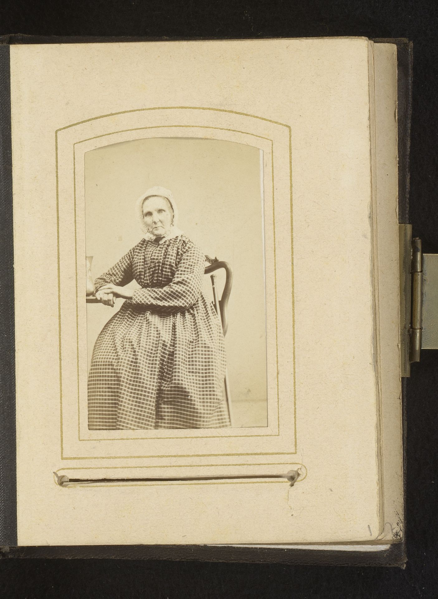 Portret van een zittende oude vrouw met muts by Ch. Binger & Co.
