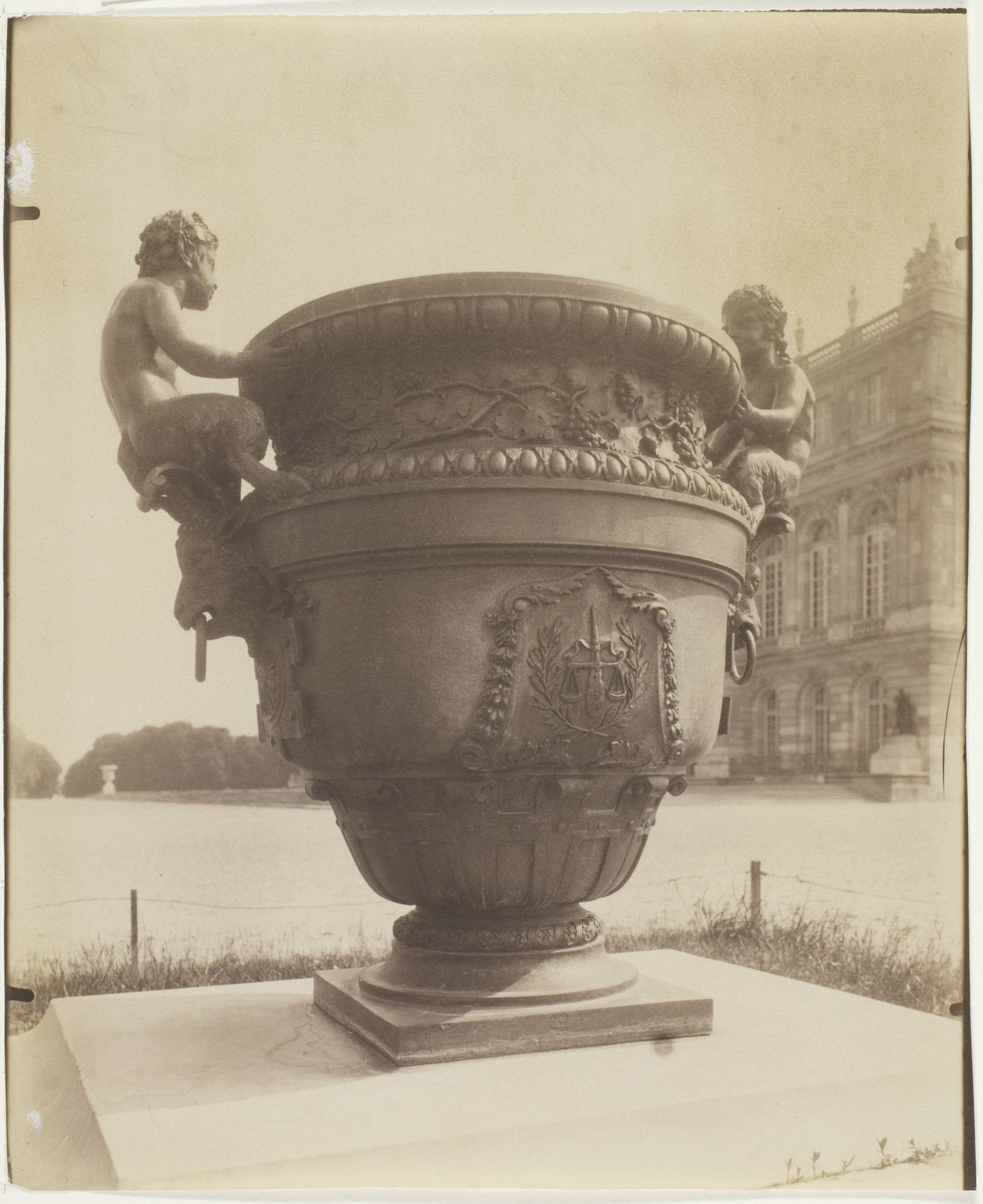 Versailles, Vase par Ballin by Eugène Atget