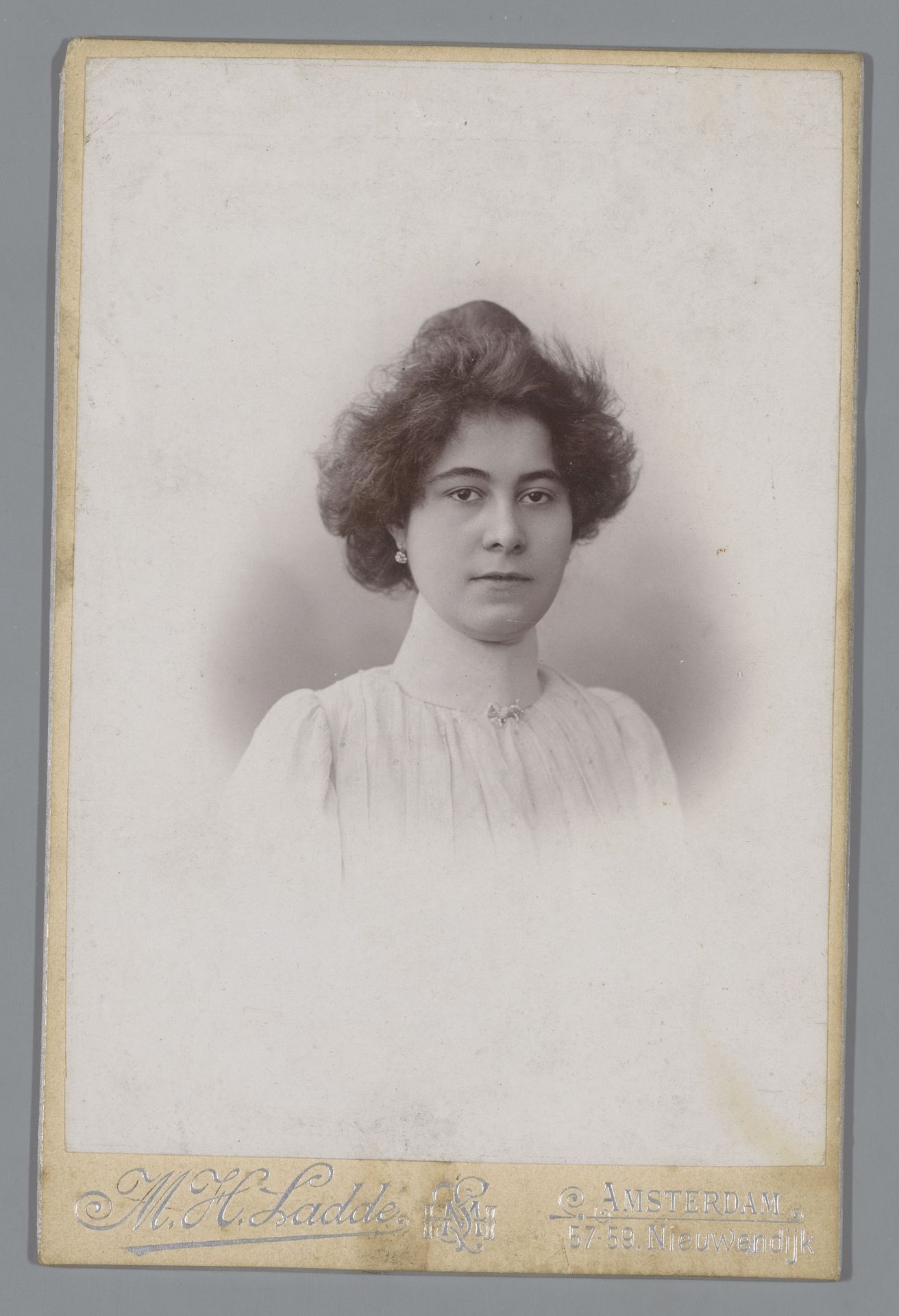 Portret van een onbekende vrouw by Machiel Hendricus Laddé