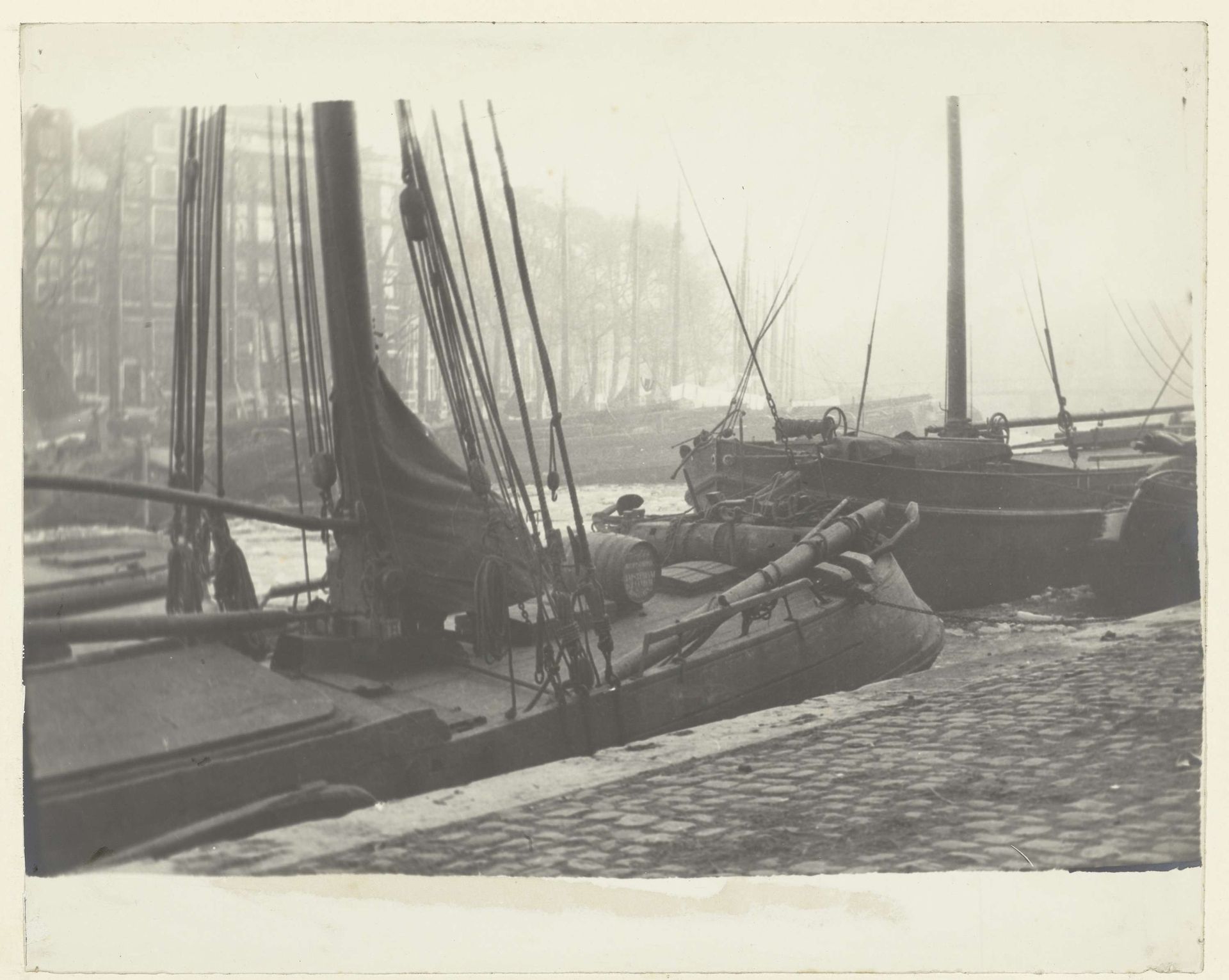 Gezicht op de Waalseilandsgracht gezien naar de Binnenkant in Amsterdam by George Hendrik Breitner