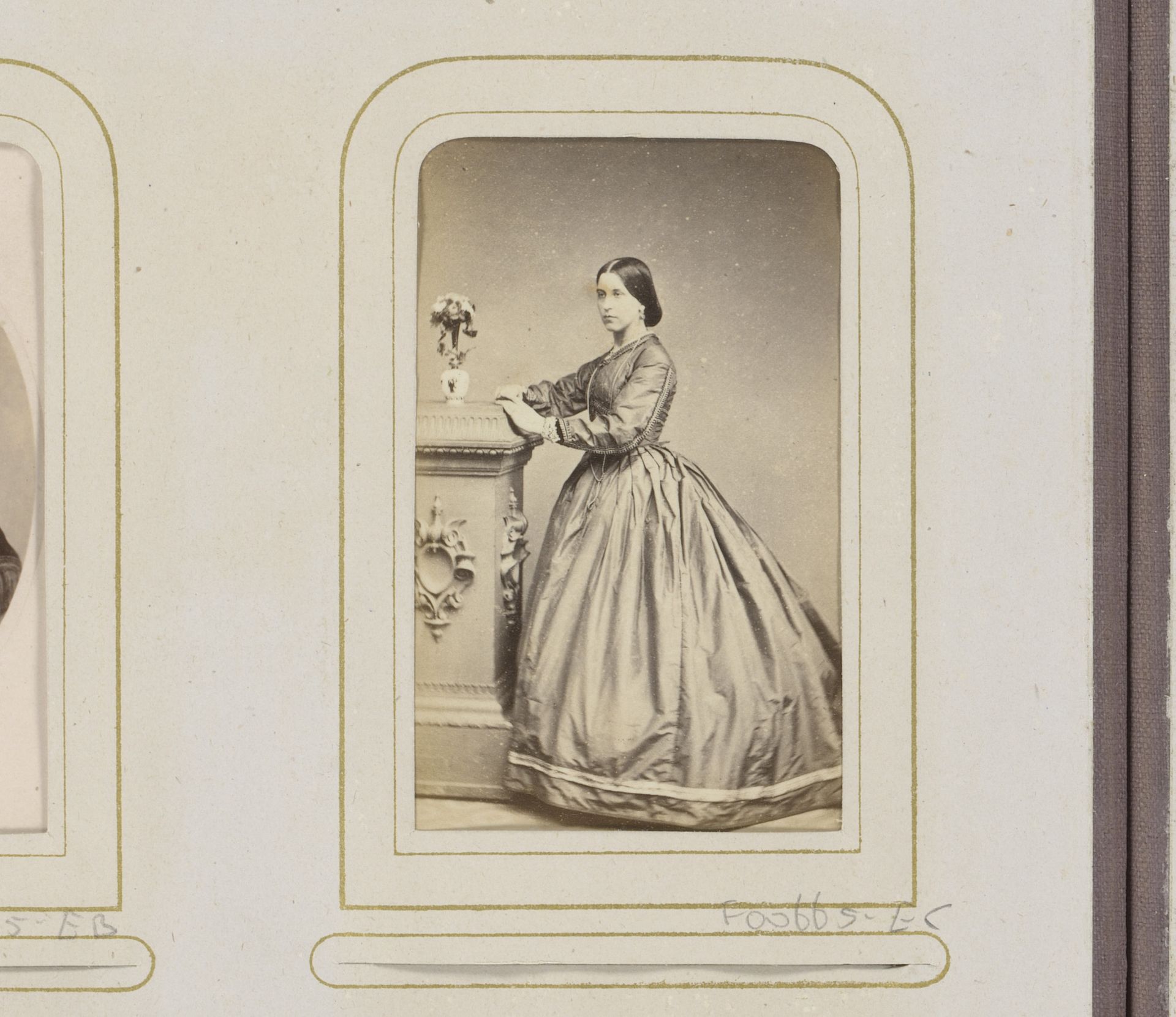 Portret van een vrouw bij een vaas met bloemen by Maull & Polyblank