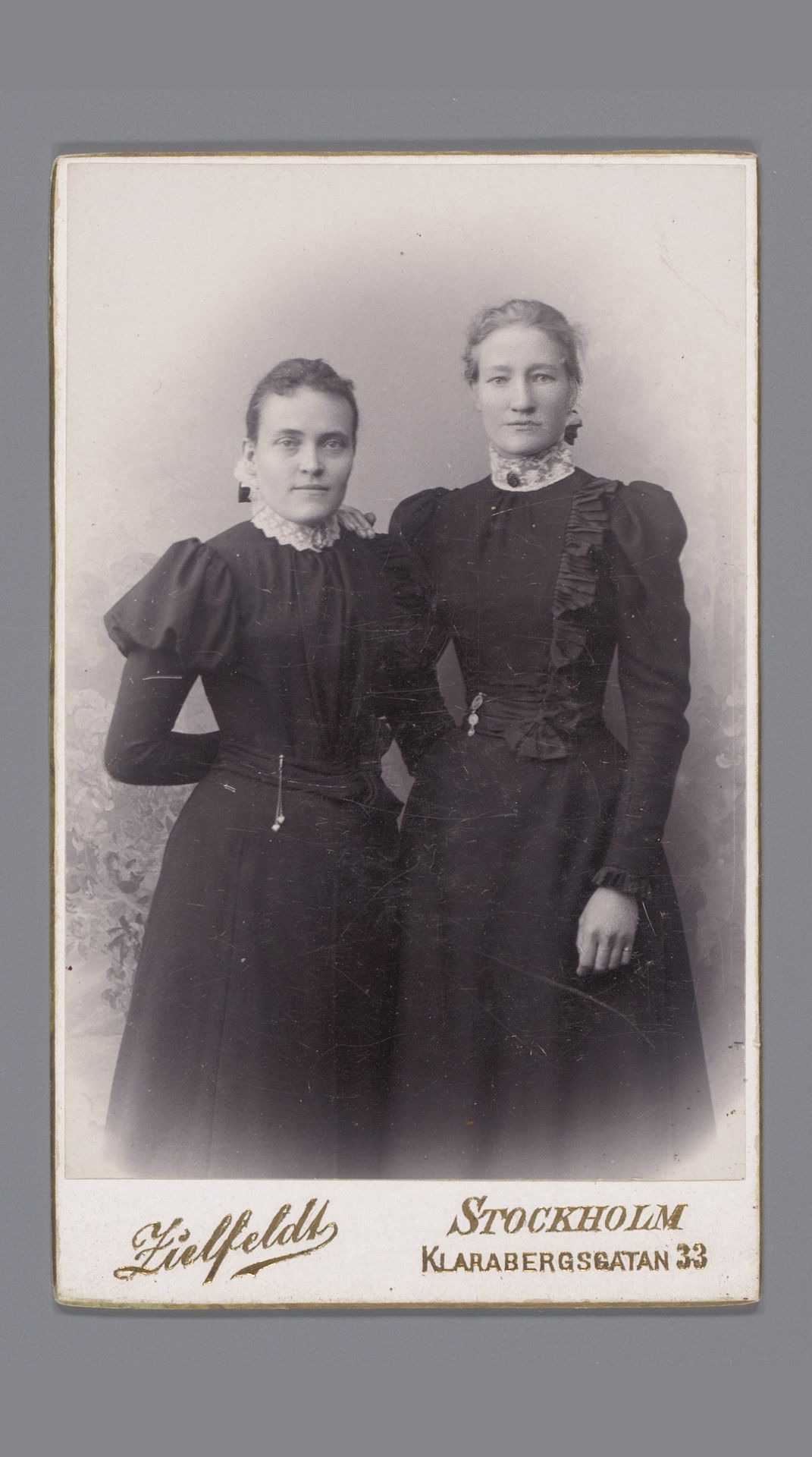 Portret van twee onbekende vrouwen by Gottfrid Zielfeldt